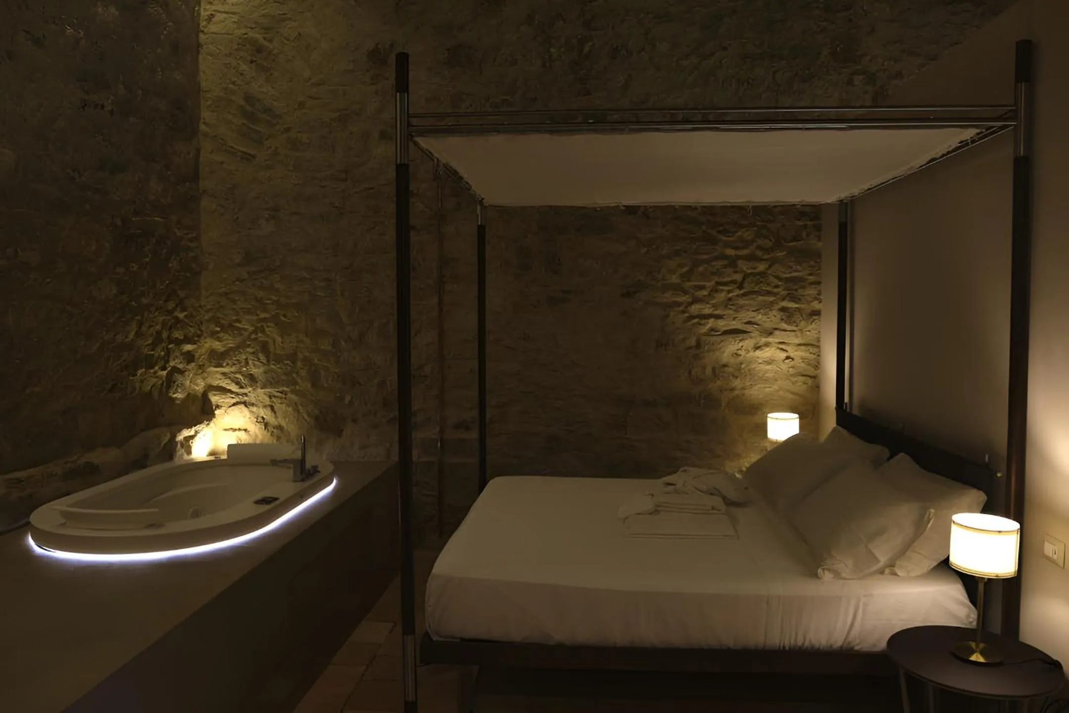 Hot Tub, Bed in Wine Relais Feudi Del Pisciotto