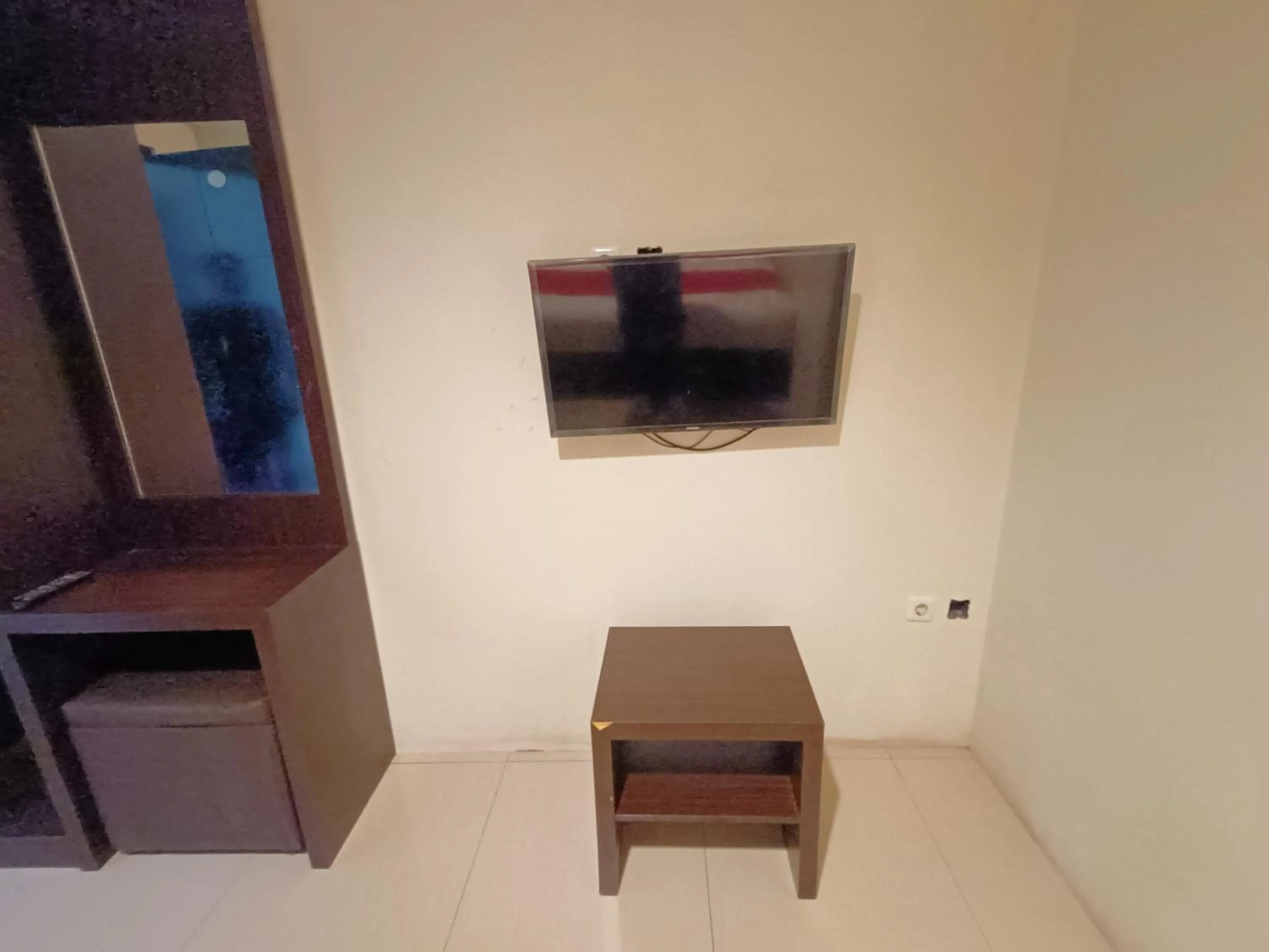 Bedroom, TV/Entertainment Center in RedDoorz At Rids Hotel Manado