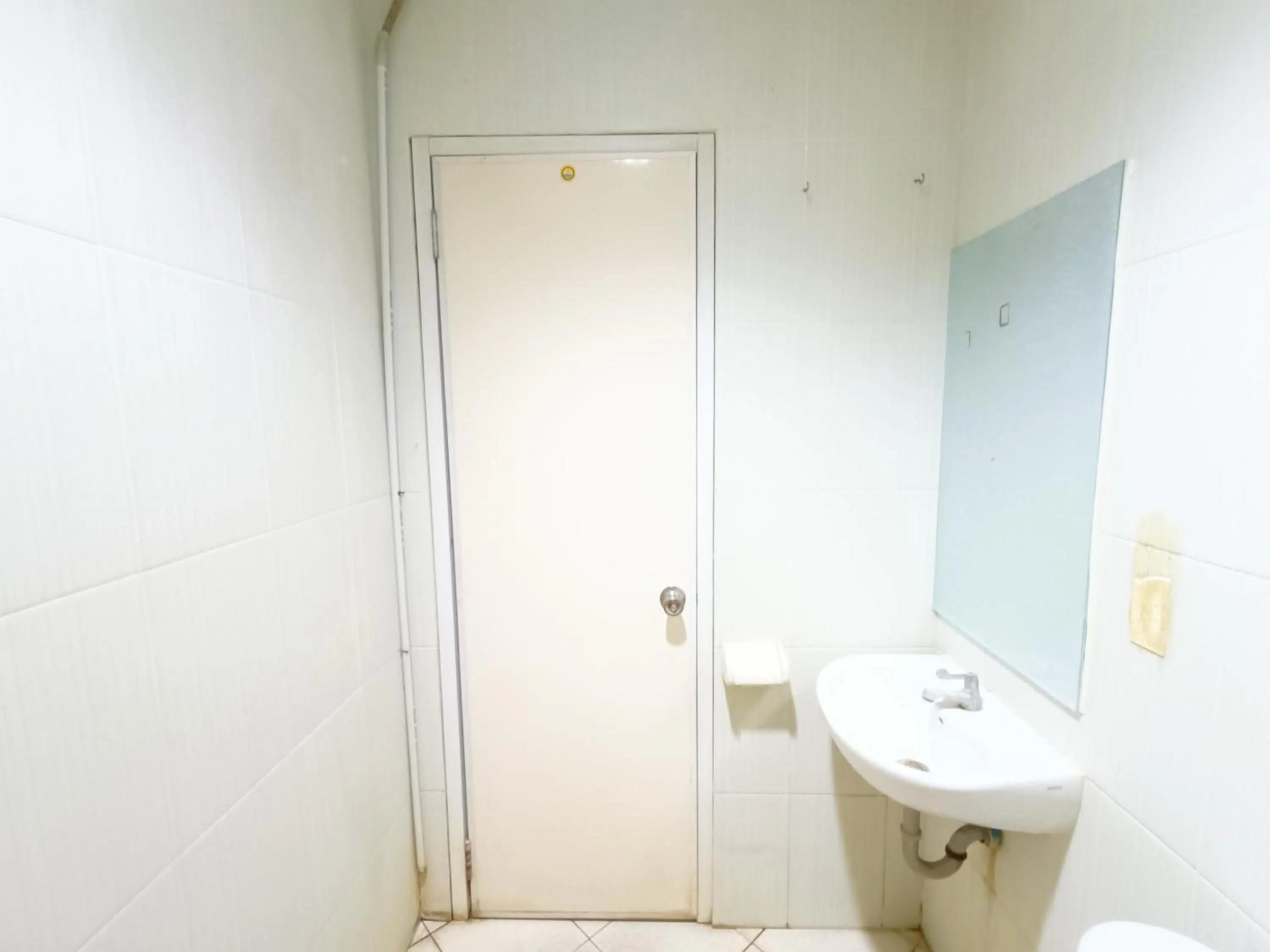 Bathroom in RedDoorz At Rids Hotel Manado