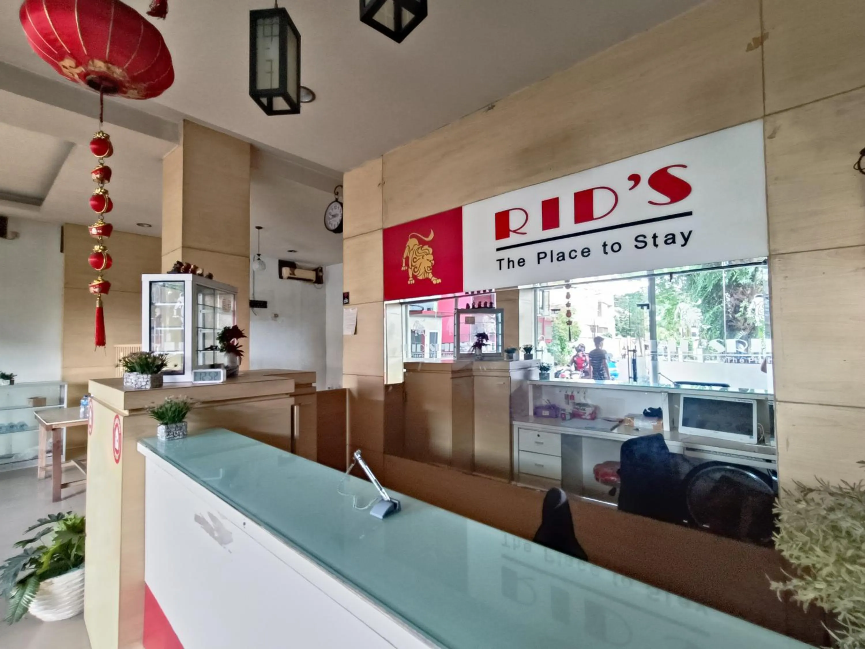 Lobby or reception in RedDoorz At Rids Hotel Manado
