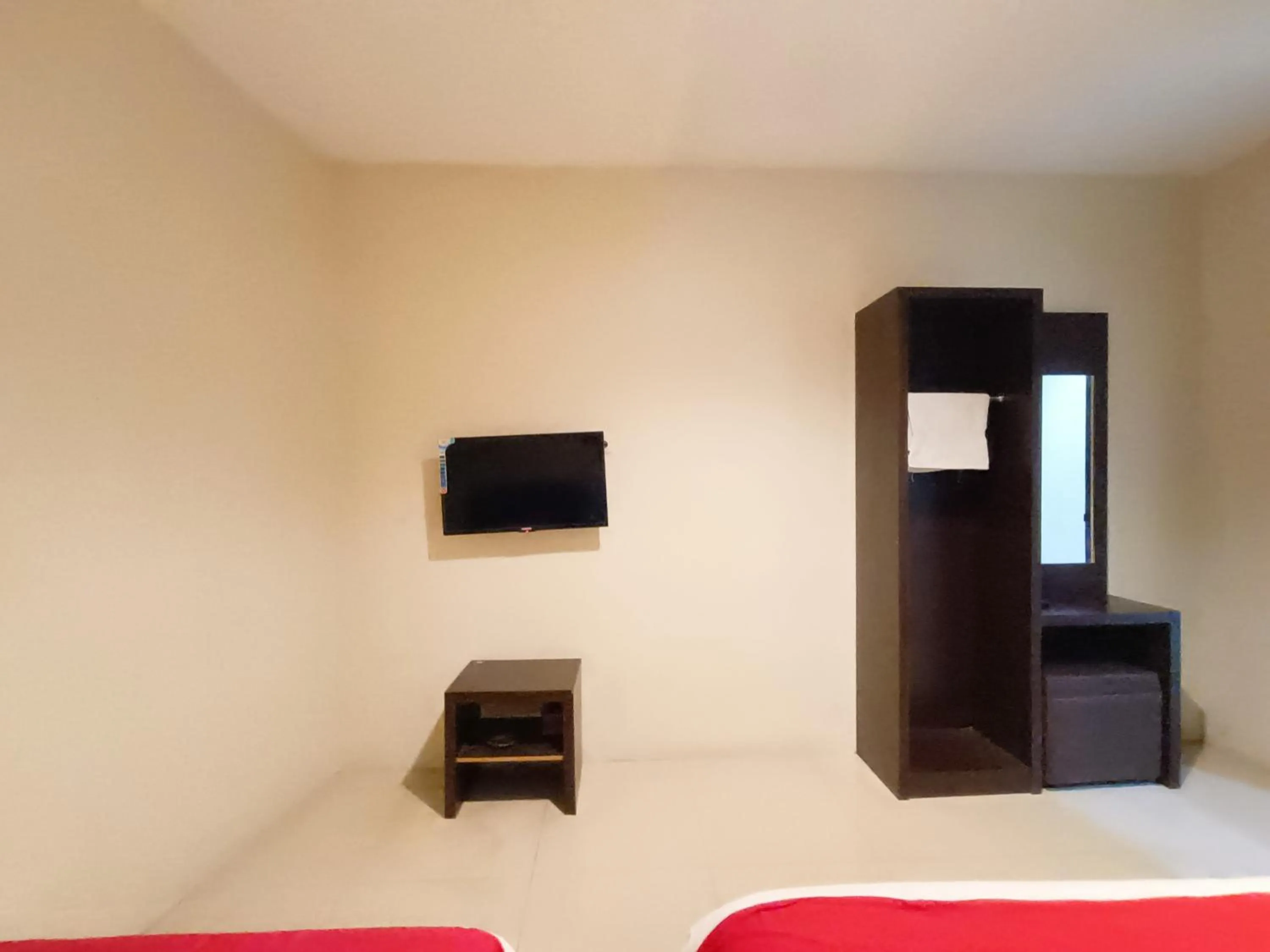 Bedroom, TV/Entertainment Center in RedDoorz At Rids Hotel Manado