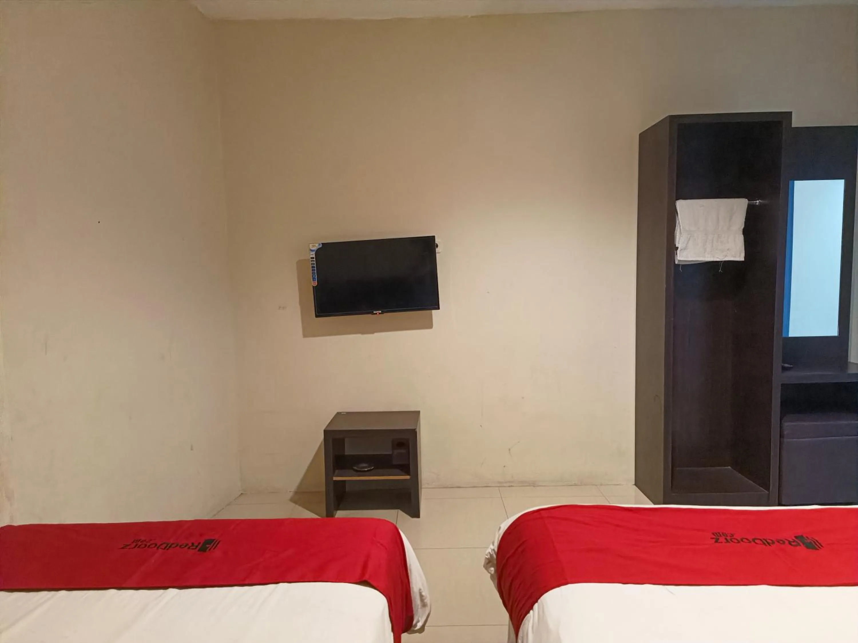 Bed in RedDoorz At Rids Hotel Manado