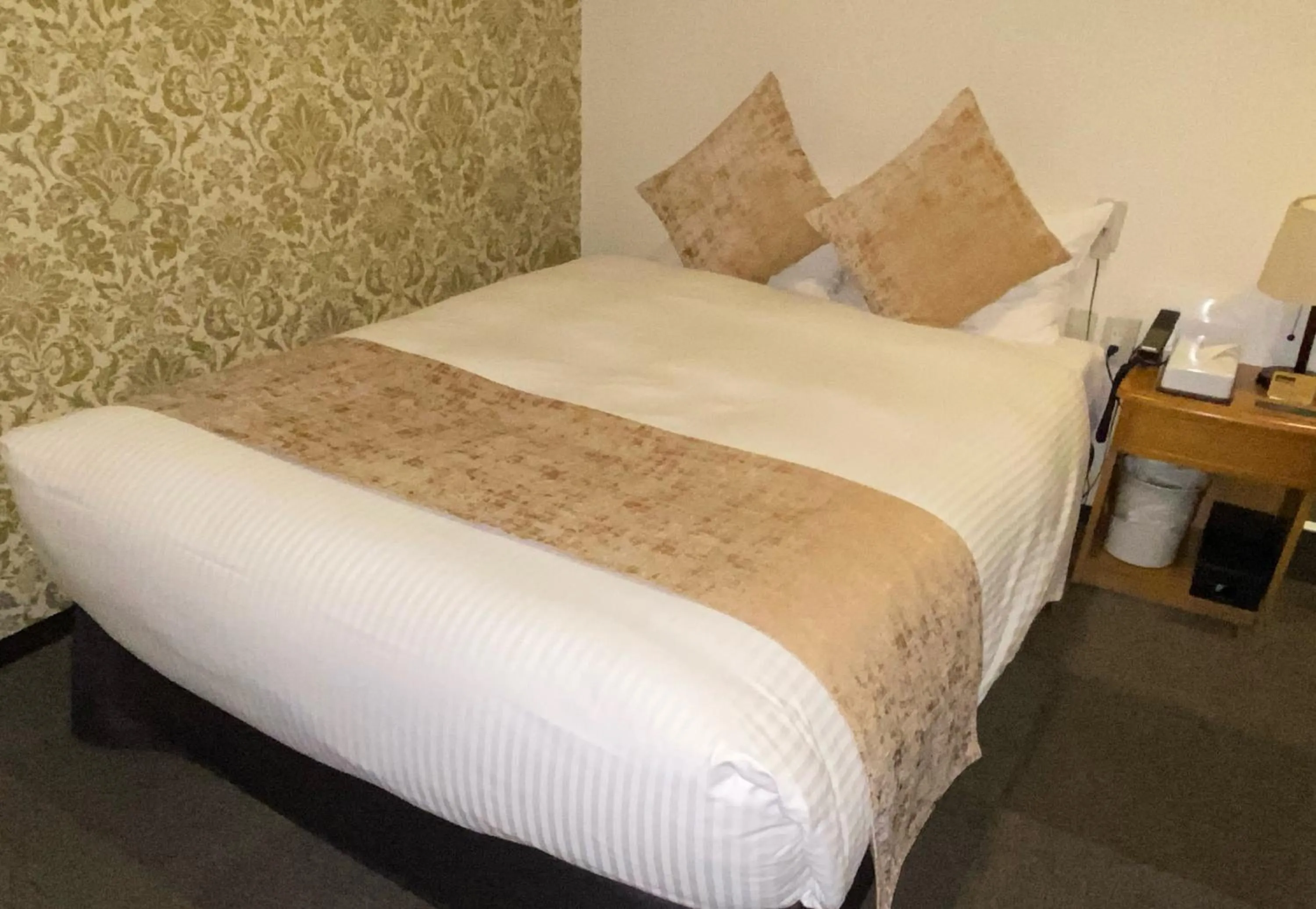 Bed in Roppongi Plaza Hotel