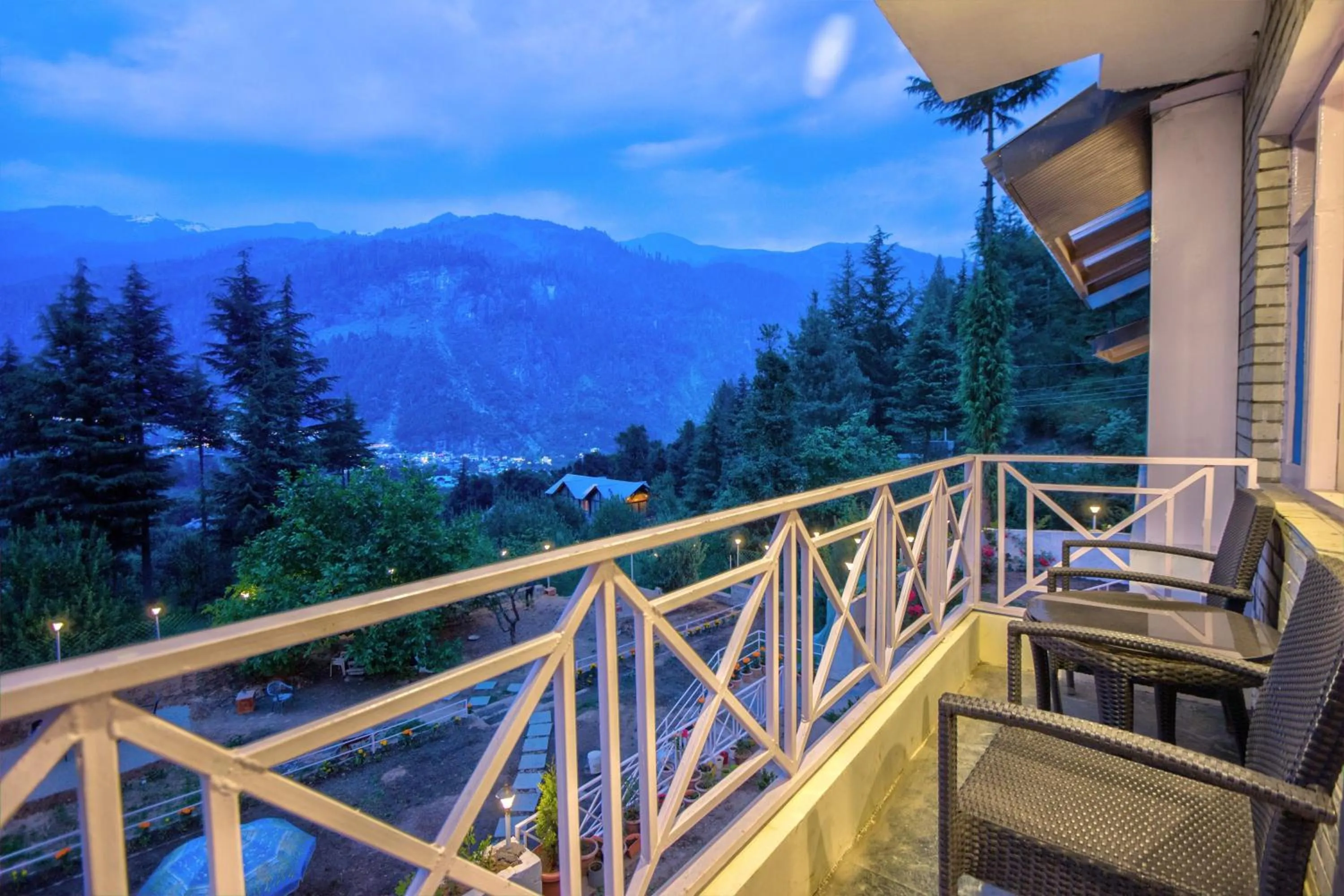 Balcony/Terrace in Baan by Snow City Farm