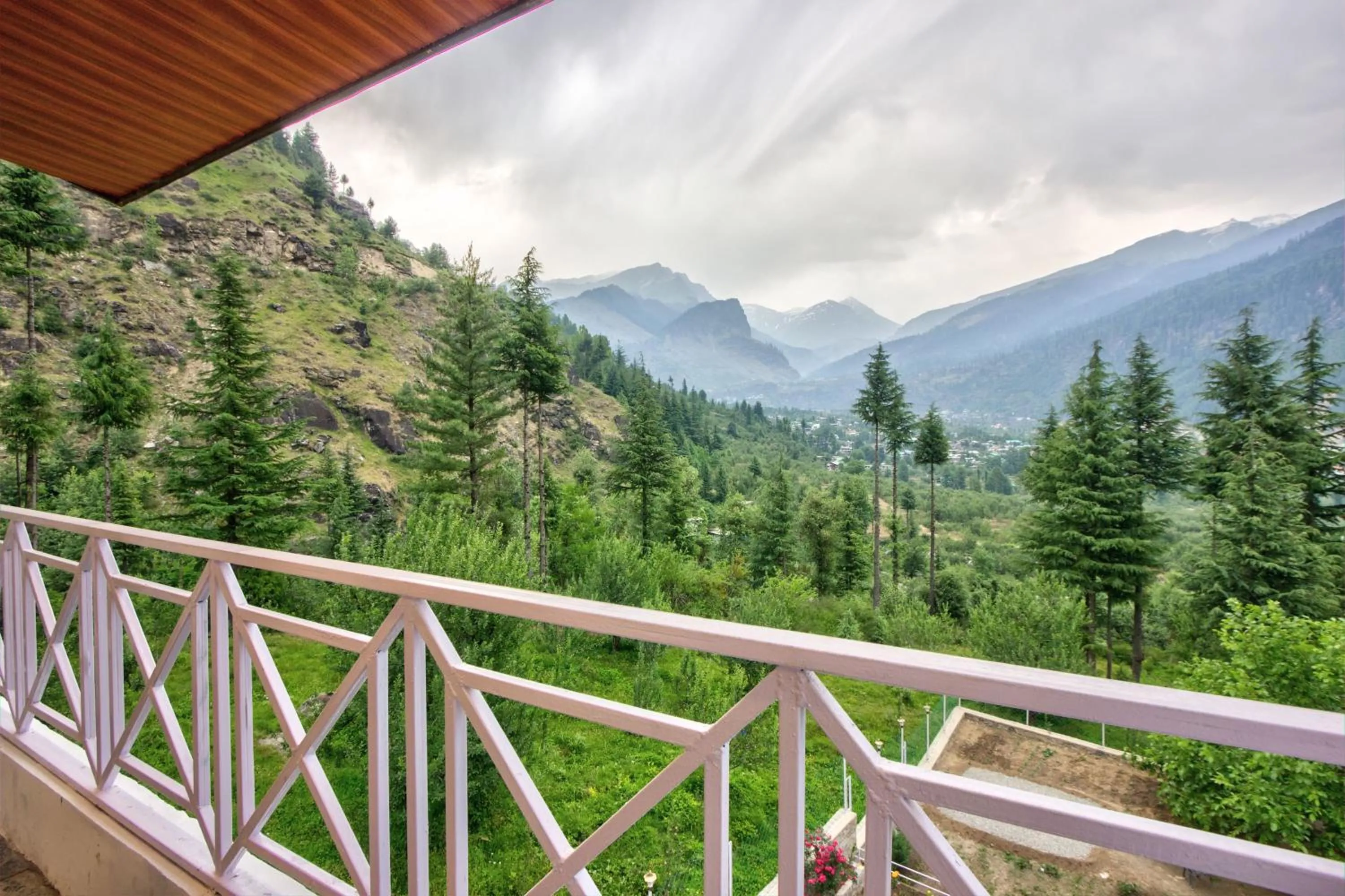 Balcony/Terrace in Baan by Snow City Farm