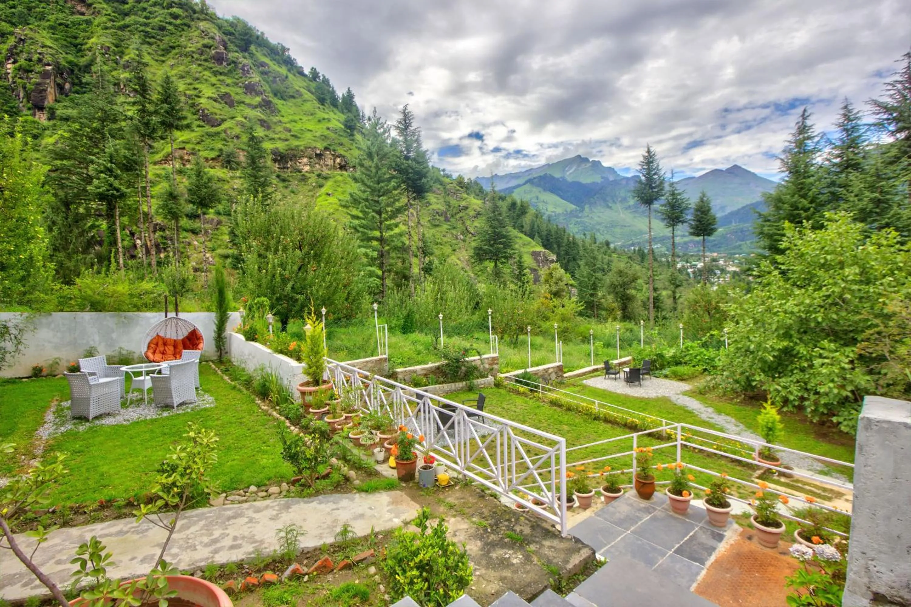 Garden view in Baan by Snow City Farm
