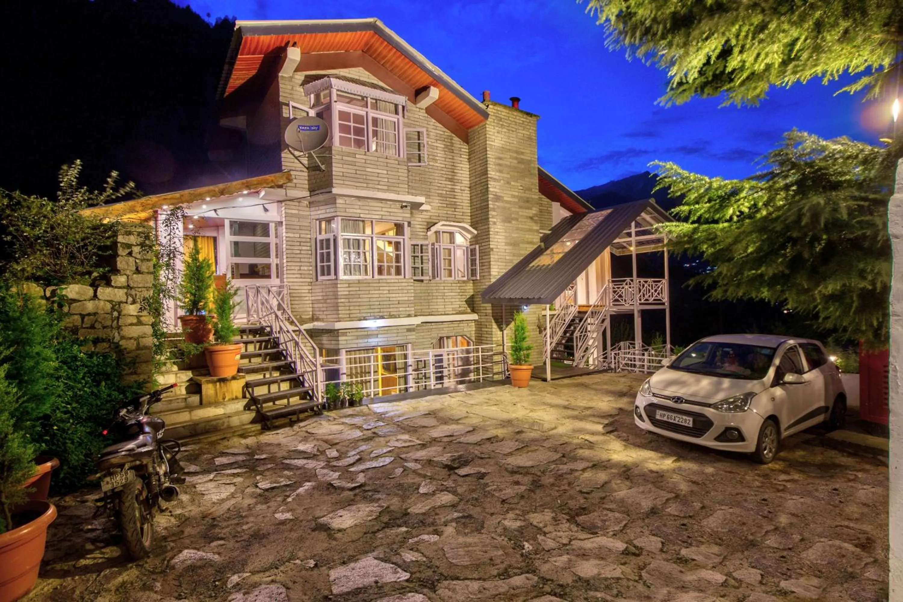 Facade/entrance in Baan by Snow City Farm