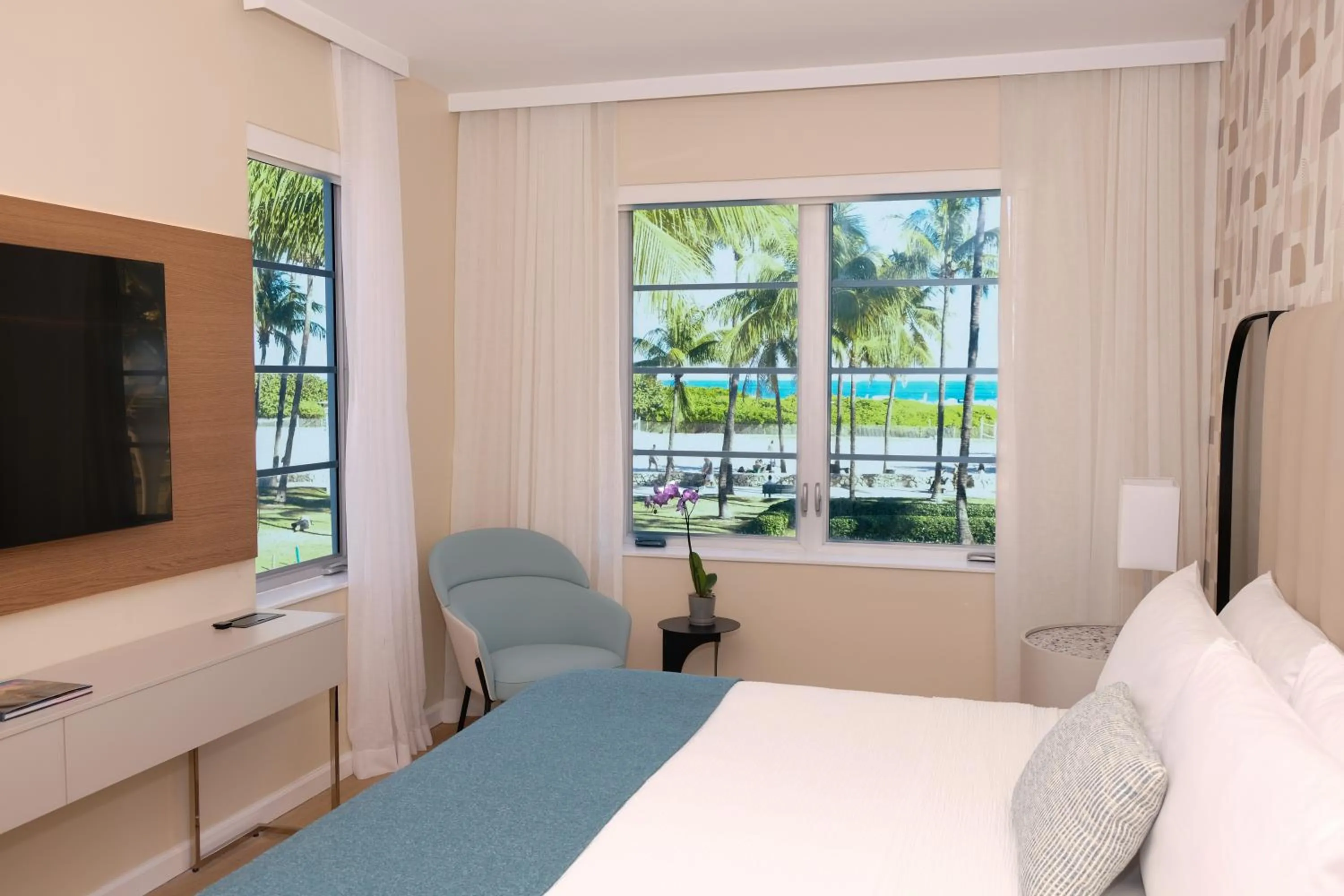 View (from property/room), Bed in Avalon Hotel