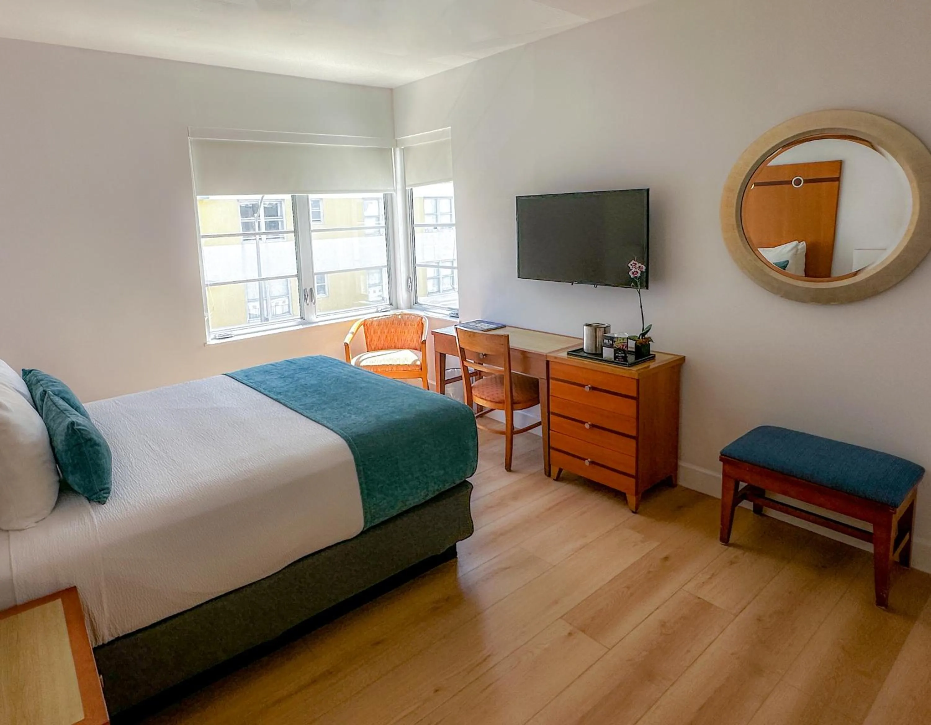 Photo of the whole room, Bed in Avalon Hotel