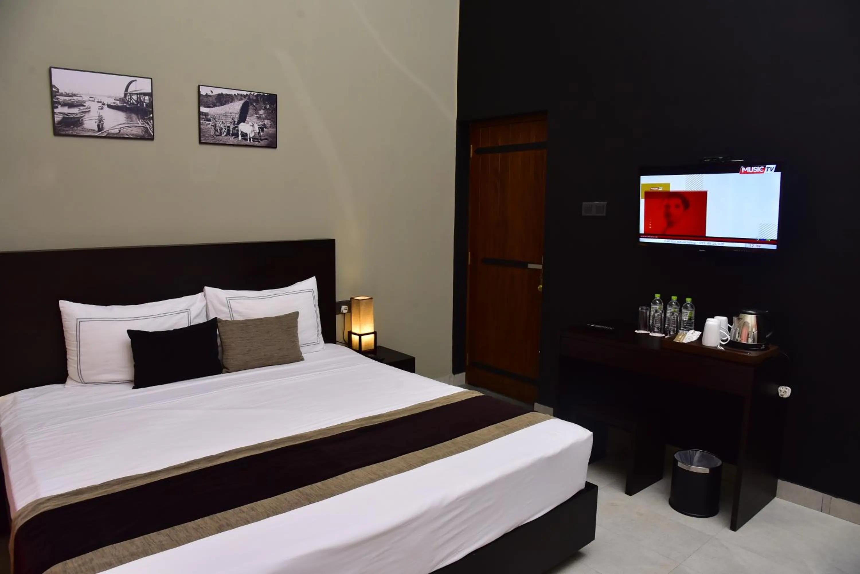 Bed in Pine Hill Residence