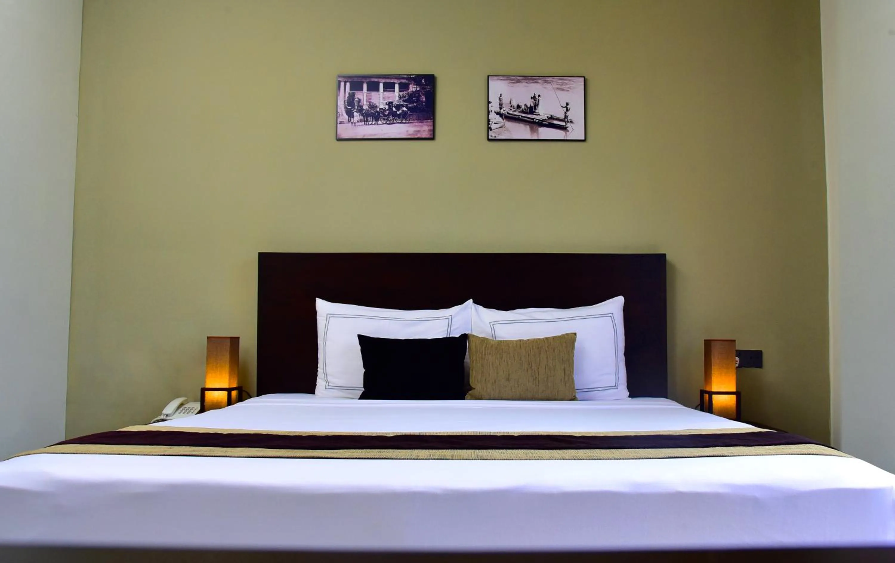 Bed in Pine Hill Residence