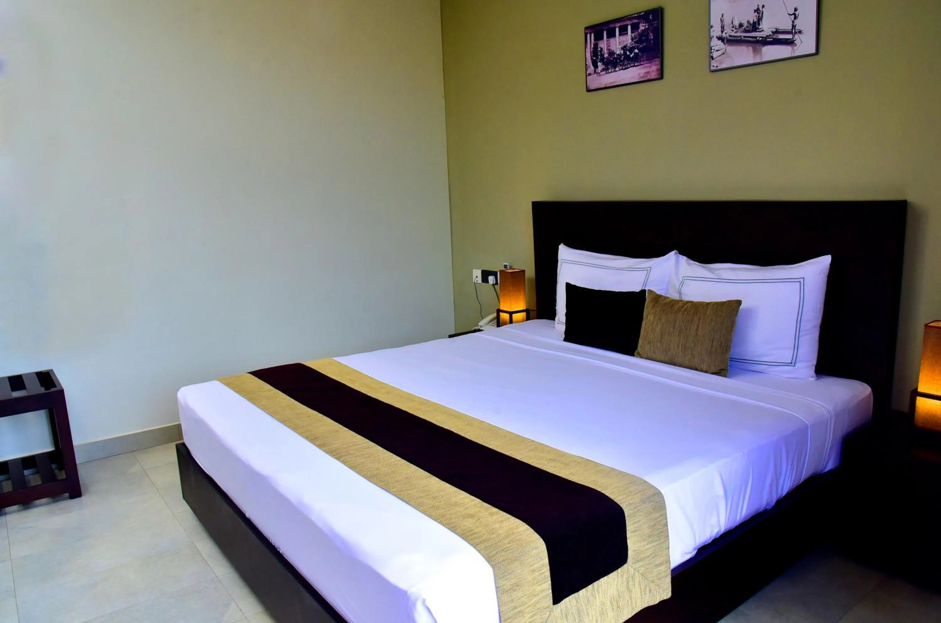 Bed in Pine Hill Residence