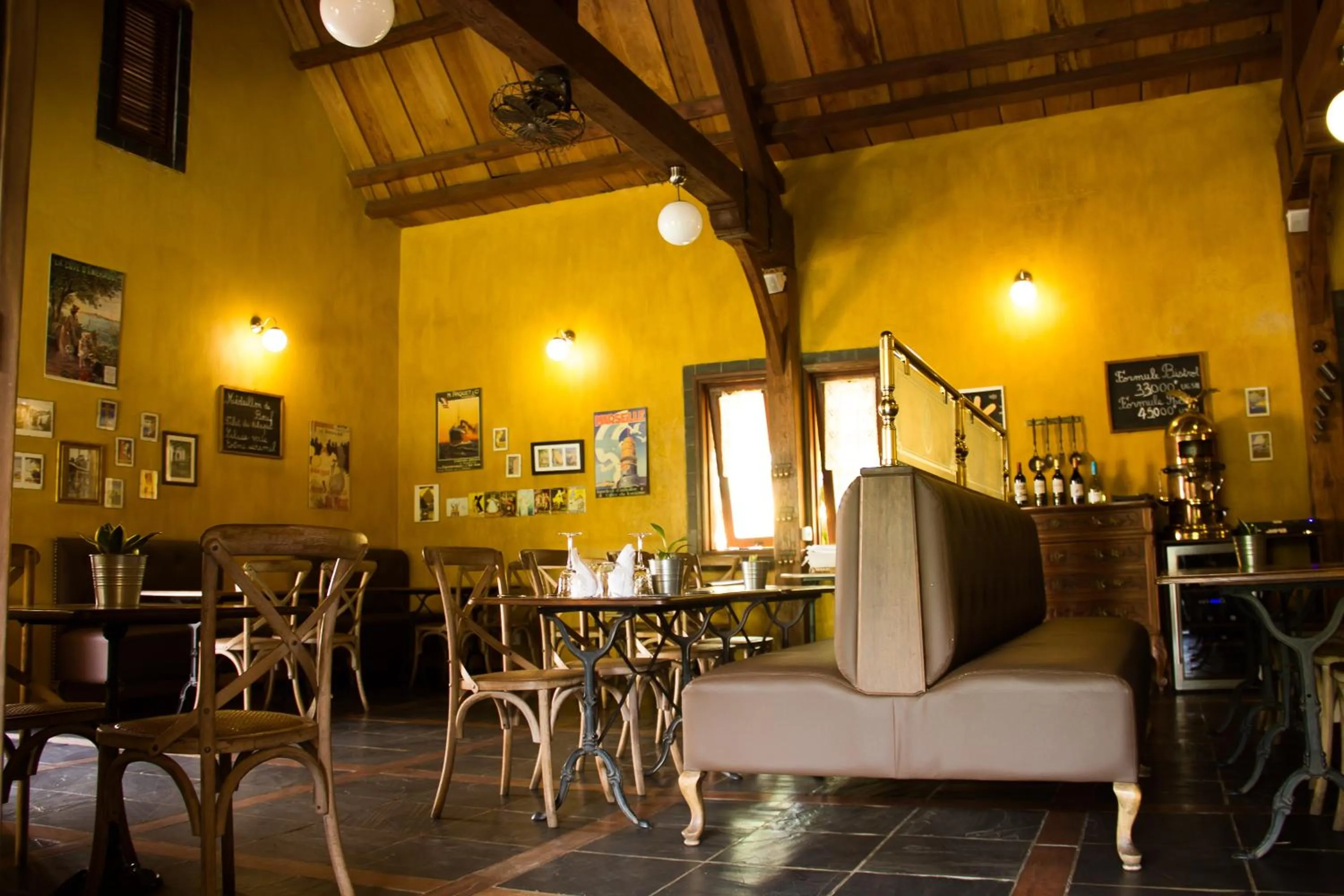 Restaurant/places to eat in Hotel Bougainviller