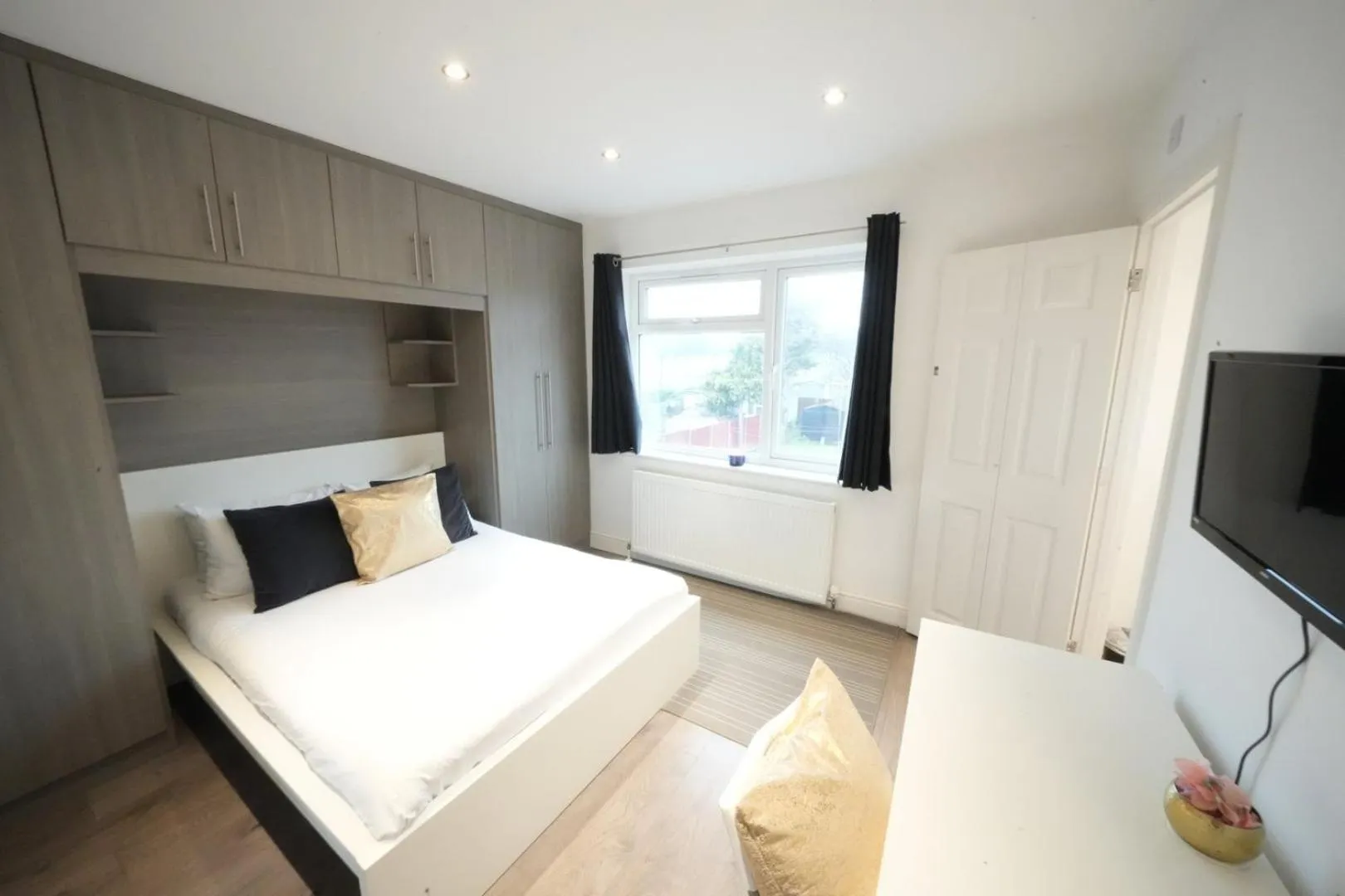 Bed in Grand Airport Ensuites