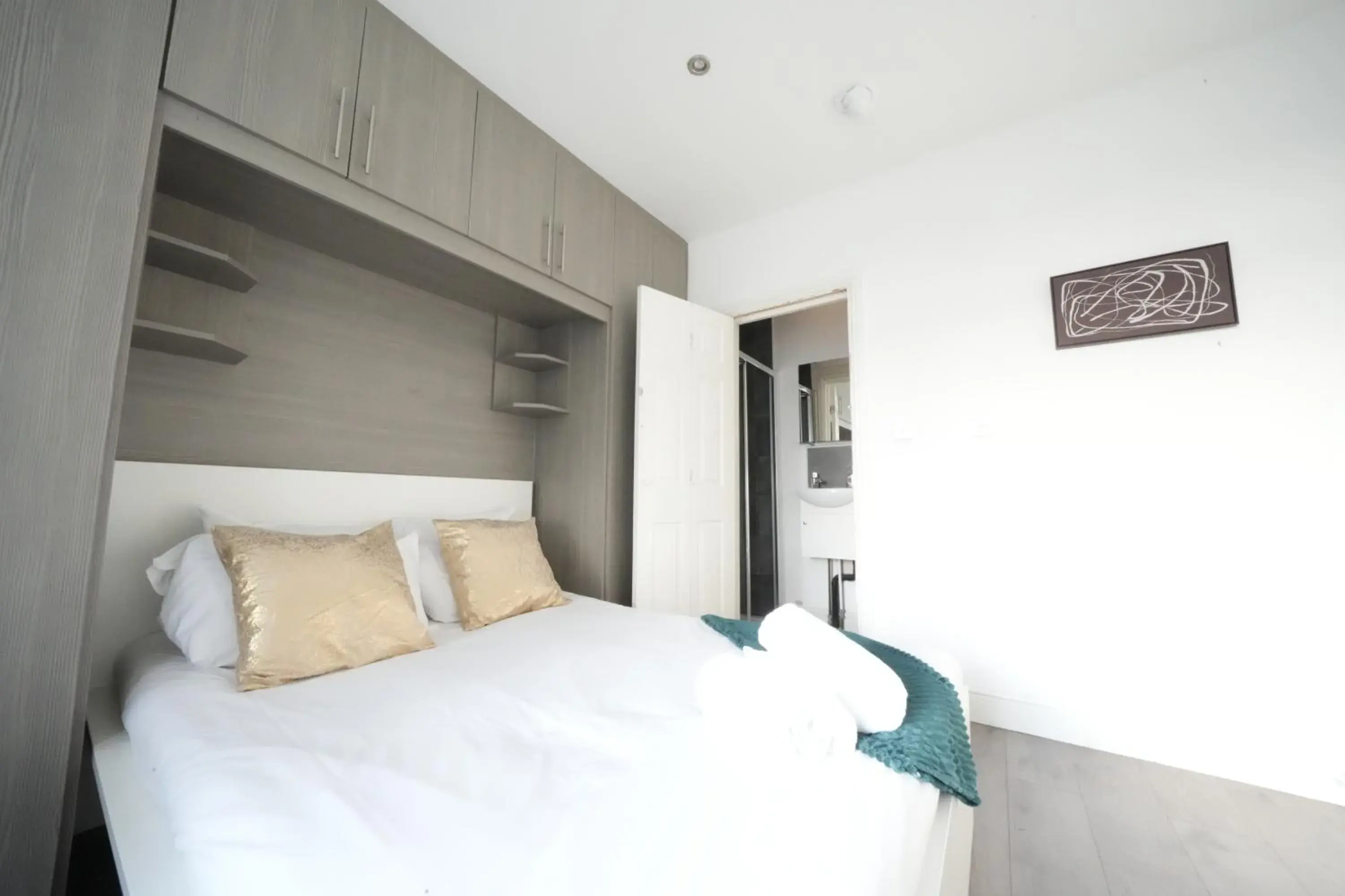 Double Room with Private Bathroom in Grand Airport Ensuites Double Room with Private Bathroom in Grand Airport Ensuites