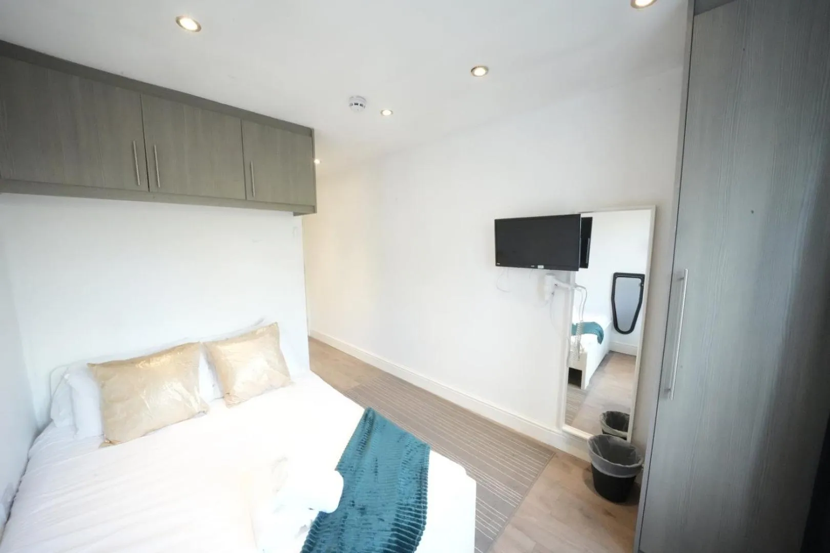 Bed in Grand Airport Ensuites