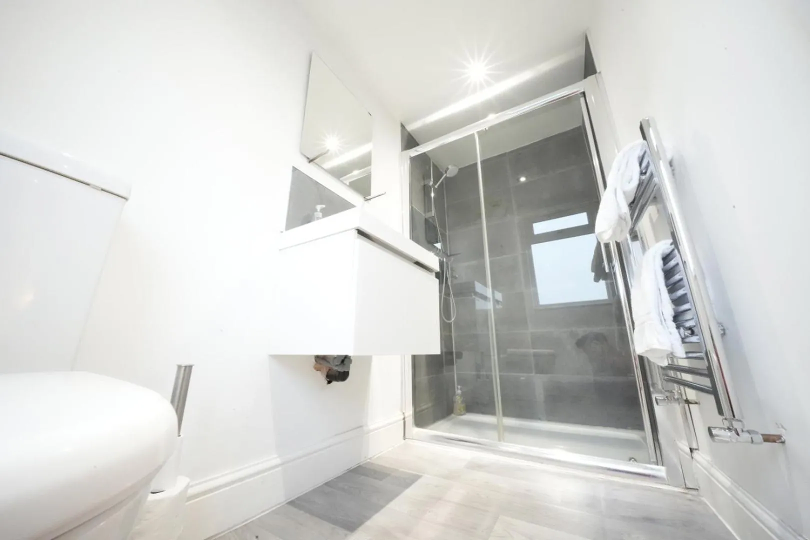 Shower in Grand Airport Ensuites