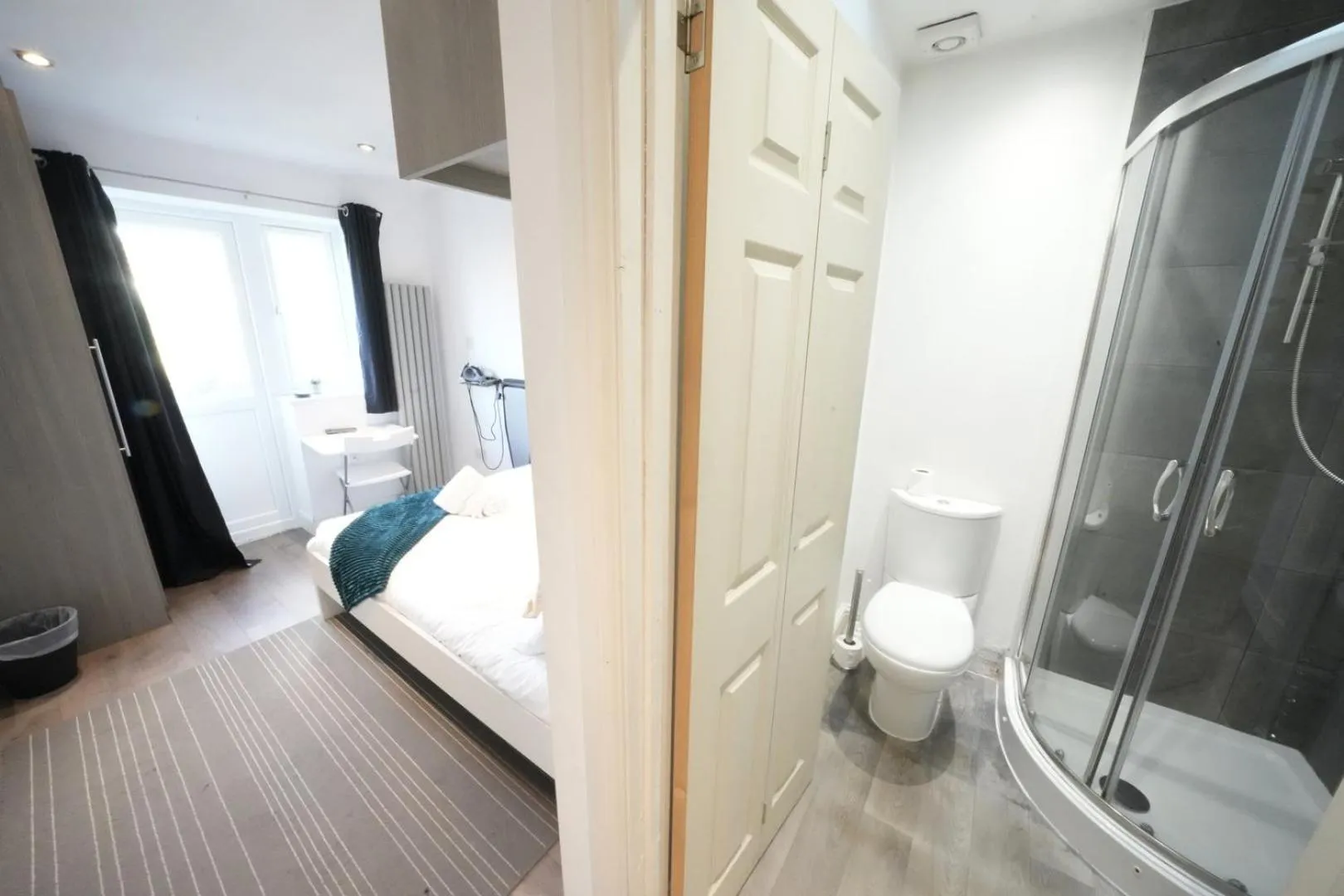 Shower, Bed in Grand Airport Ensuites