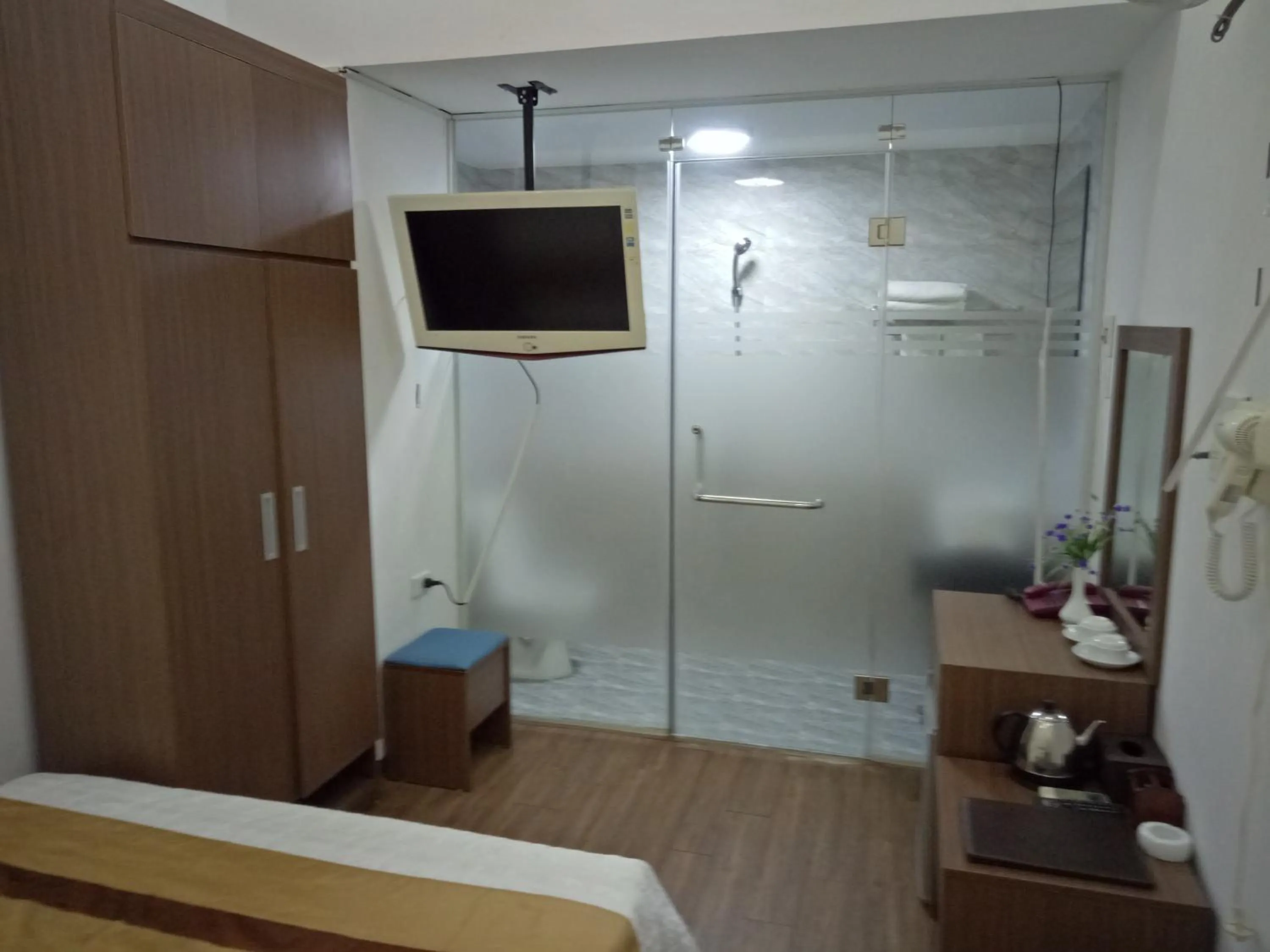 TV and multimedia, Bed in Duc Long Hotel