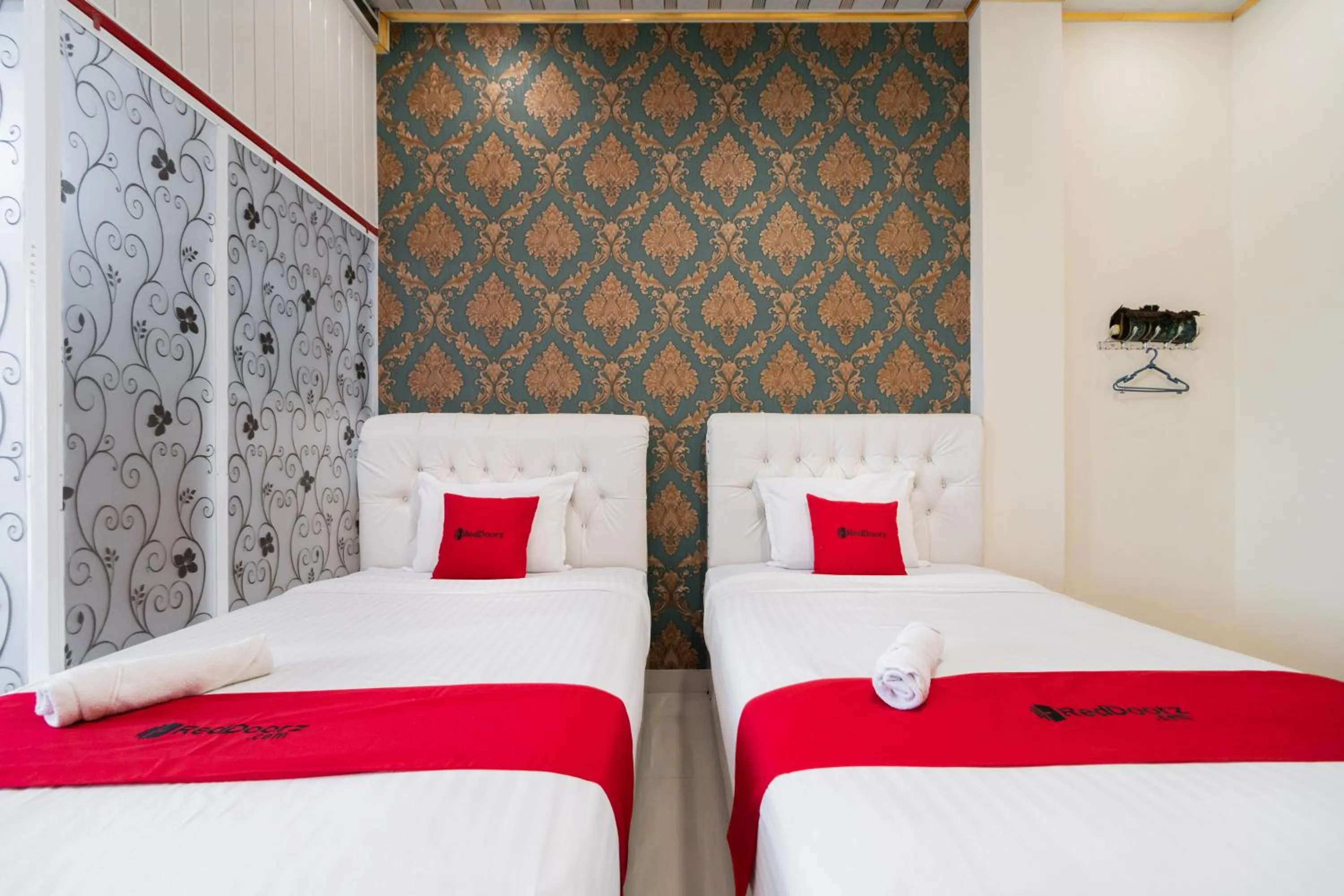 Bedroom, Bed in RedDoorz Syariah near Minangkabau International Aiport