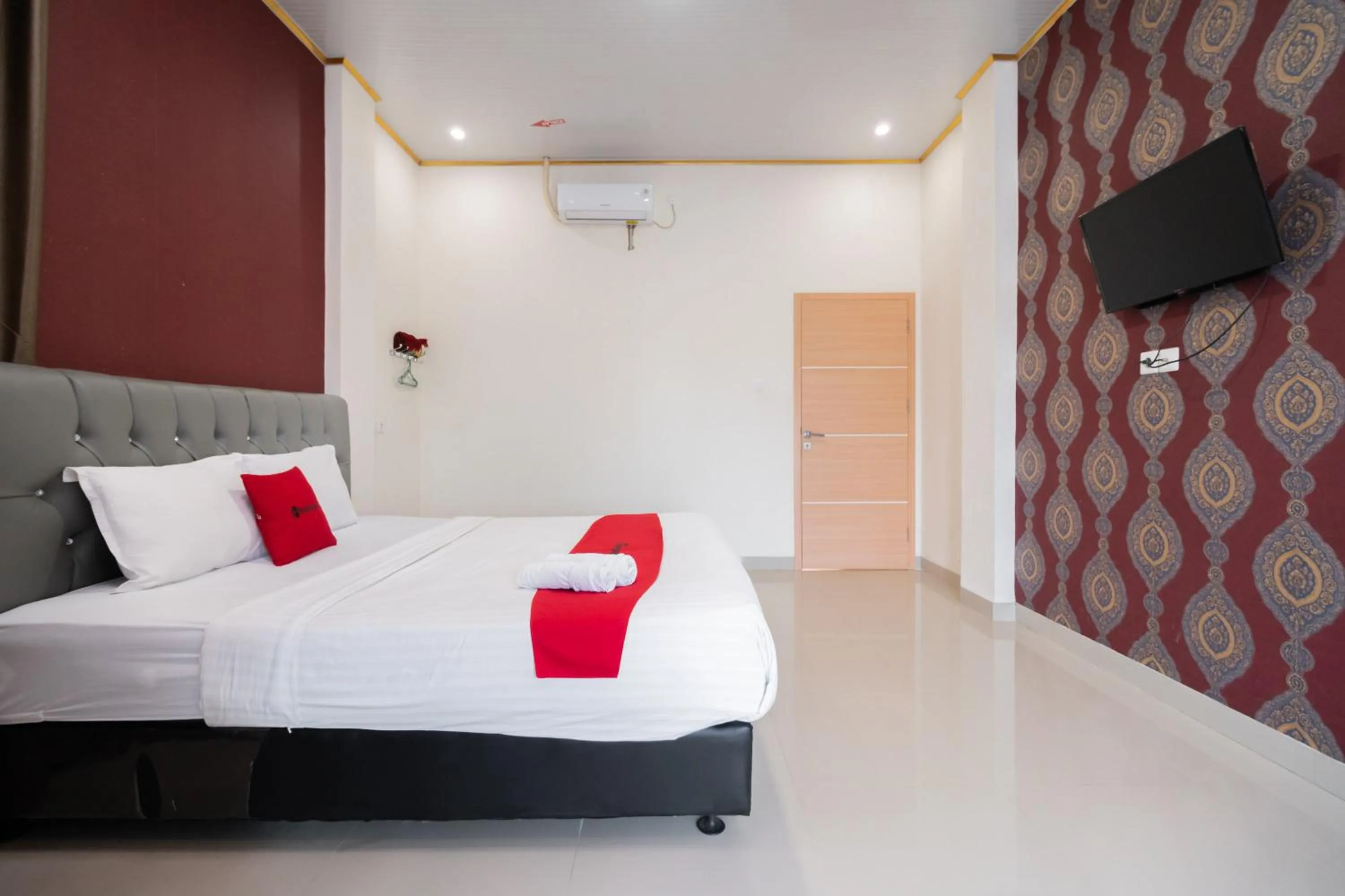 Bedroom, Bed in RedDoorz Syariah near Minangkabau International Aiport