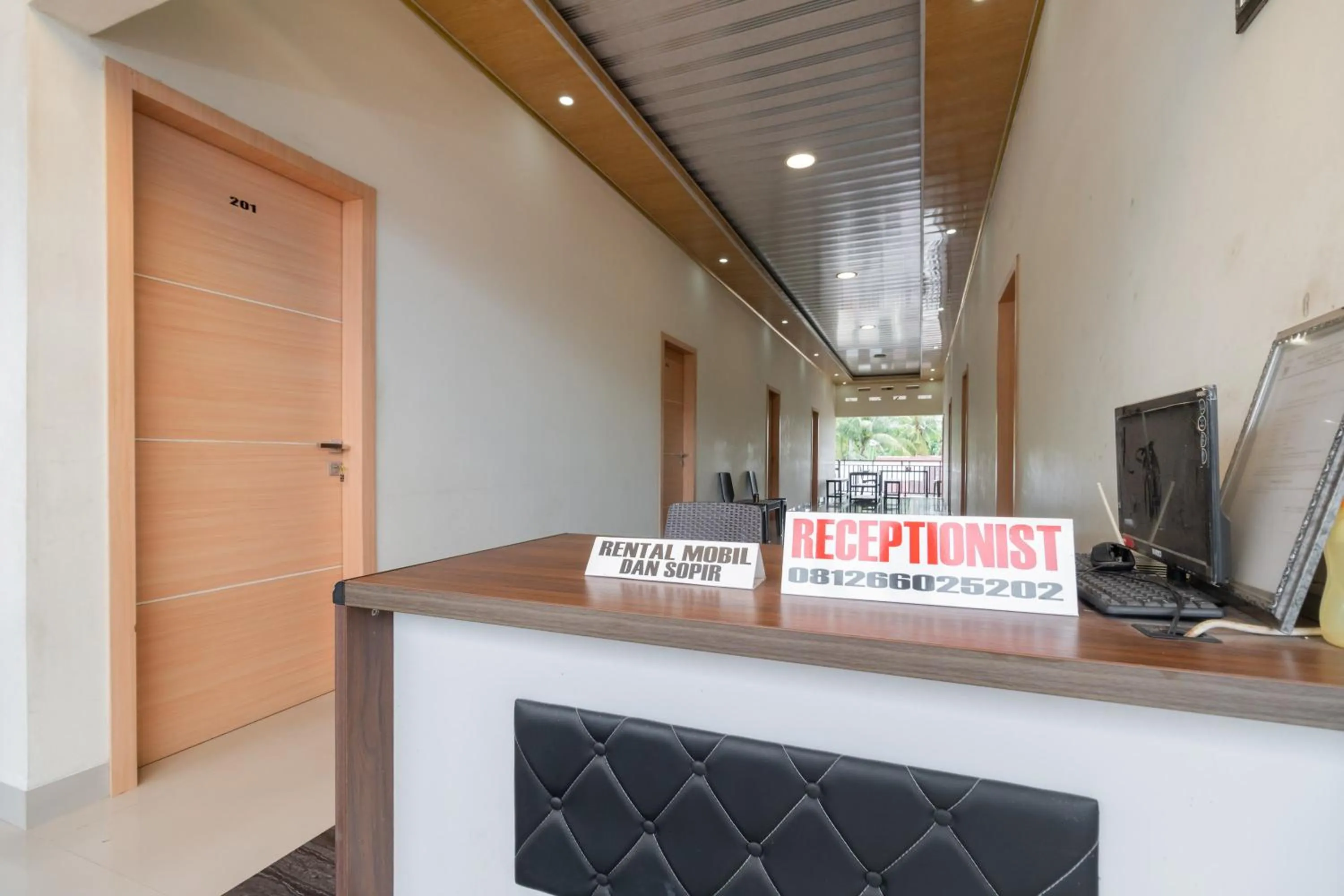 Lobby or reception in RedDoorz Syariah near Minangkabau International Aiport