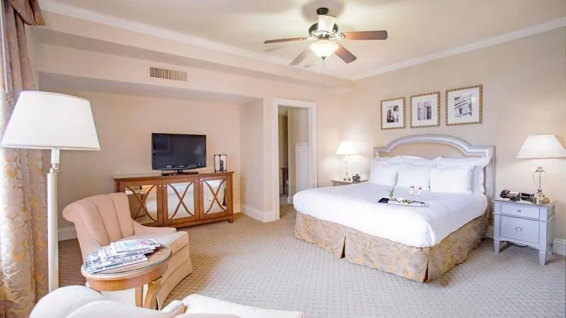 Bedroom, Bed in Warwick Melrose Hotel