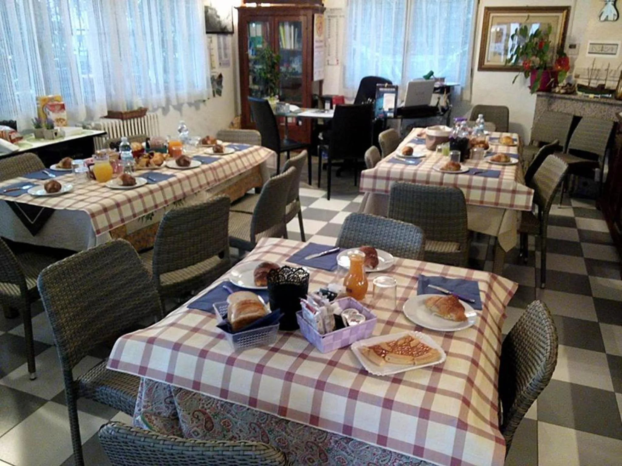 Communal lounge/ TV room in Residence Colibrì Family & Bike