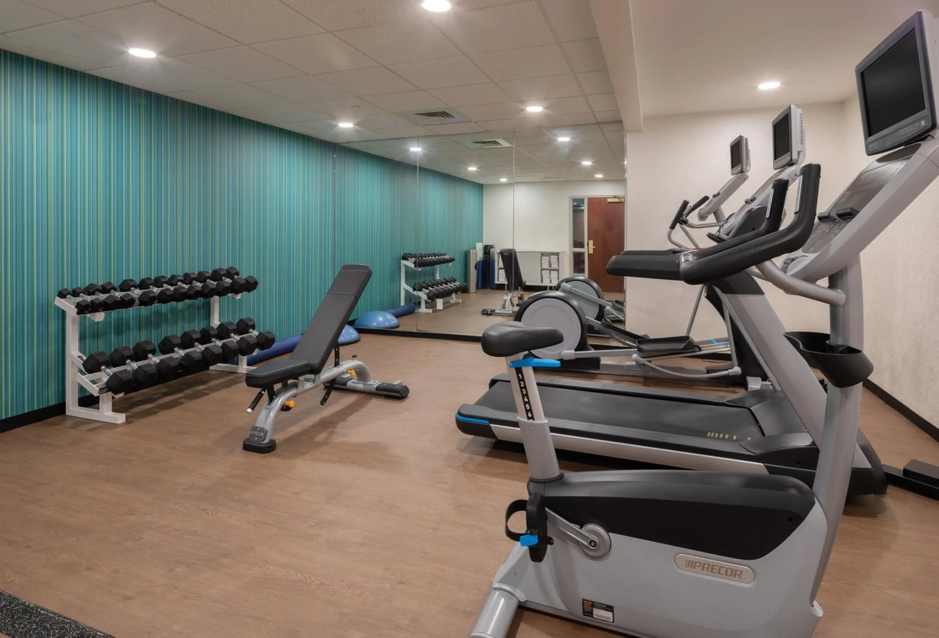 Fitness centre/facilities in Holiday Inn Express & Suites Bradley Airport by IHG
