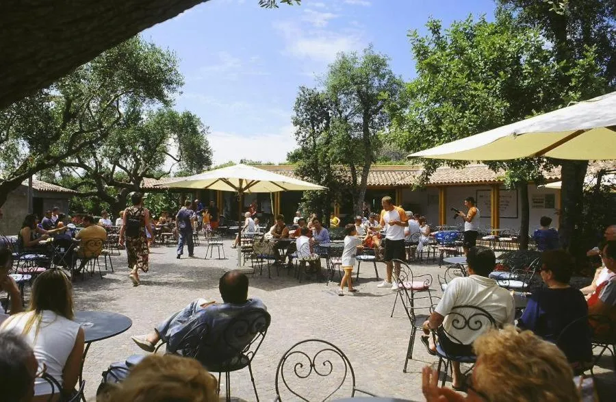 Restaurant/places to eat in Happy Village