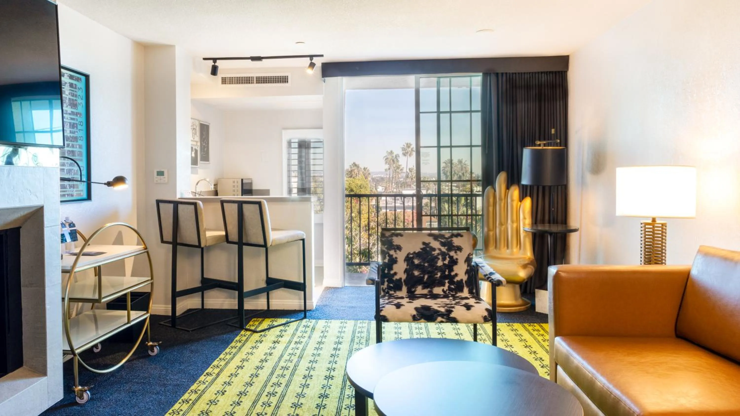 Living room, Bed in Montrose at Beverly Hills