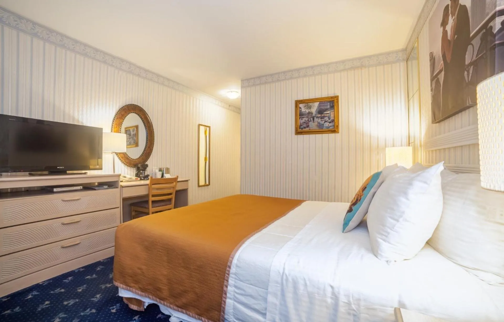 Bedroom, Bed in Flushing Central Hotel 88