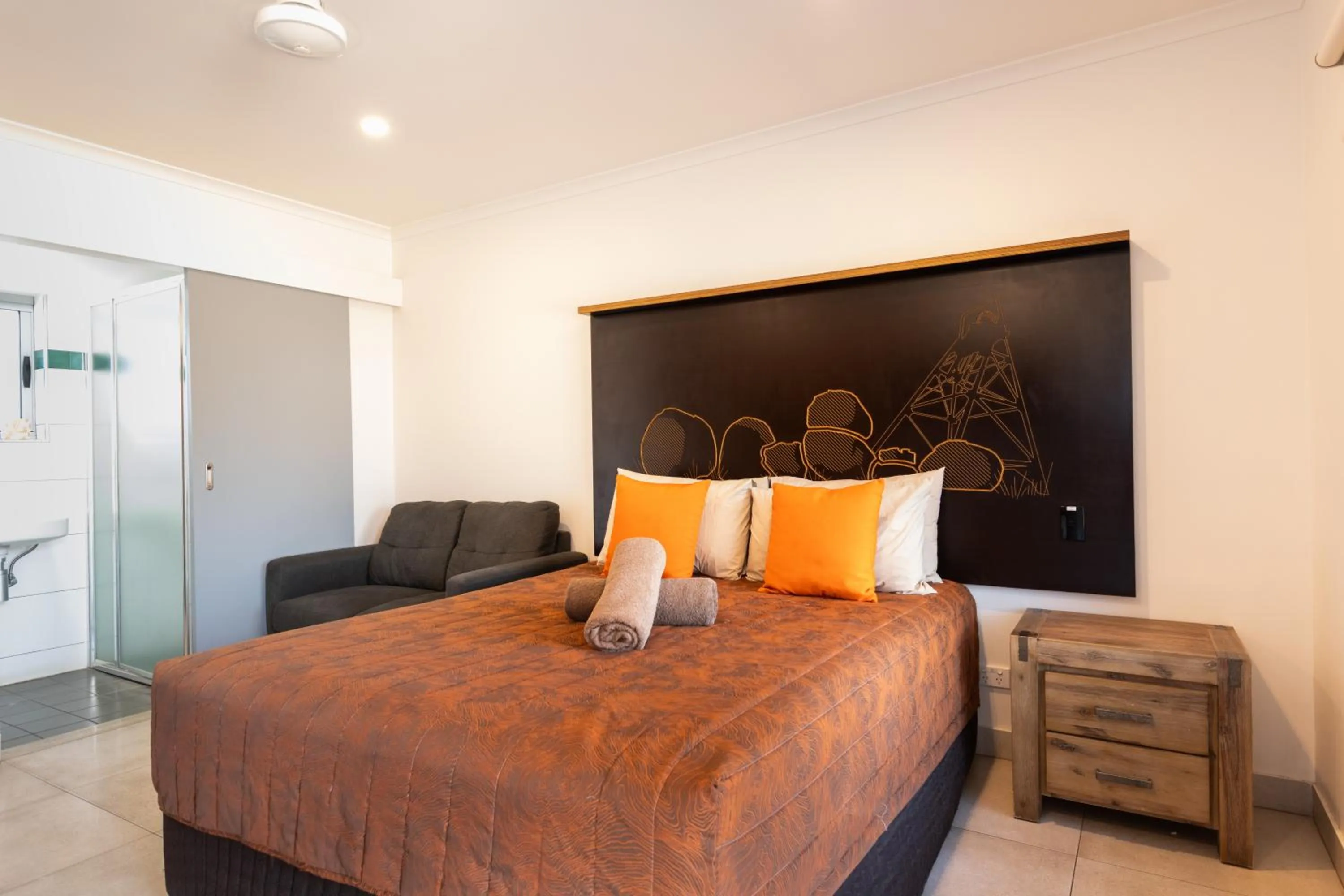 Bed in Safari Lodge Motel