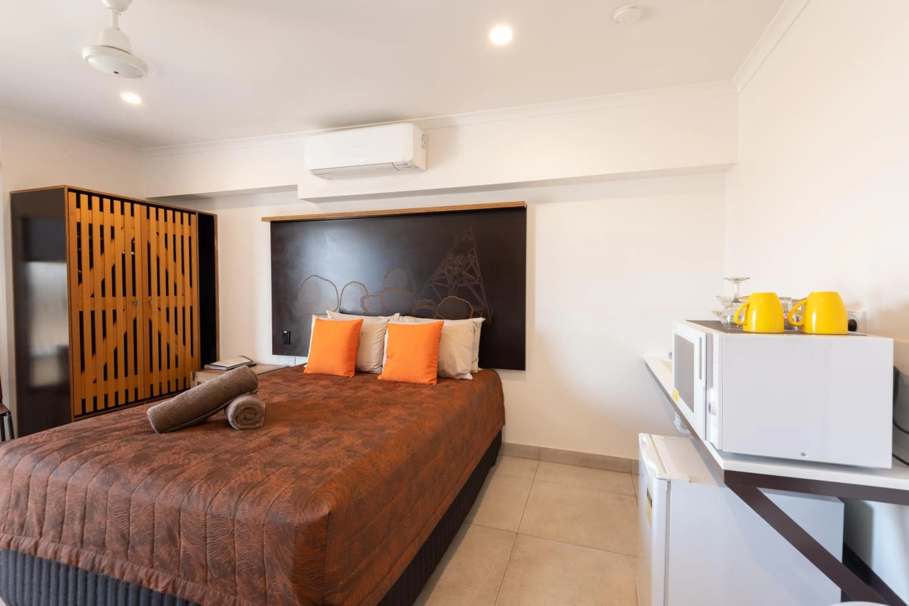 Bed in Safari Lodge Motel