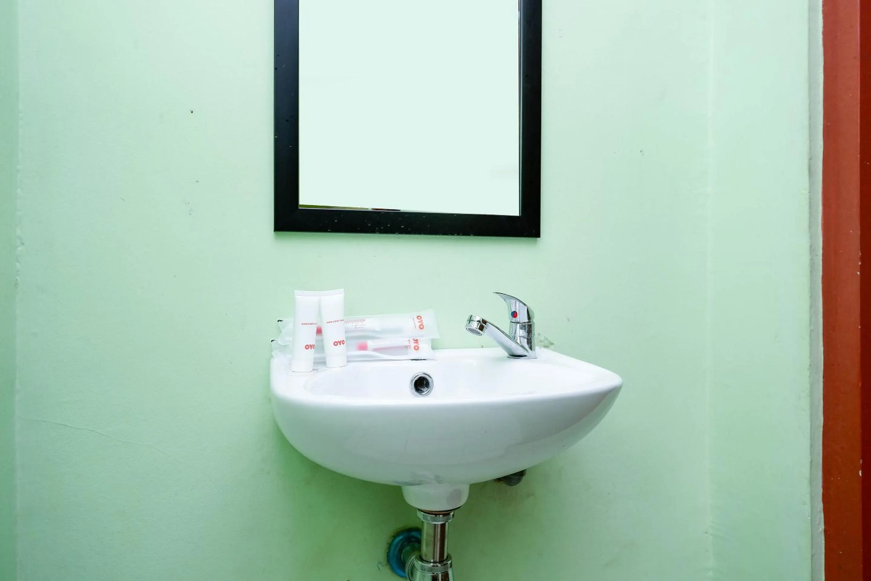 Bathroom in SUPER OYO Capital O 1808 New Bandungan Indah