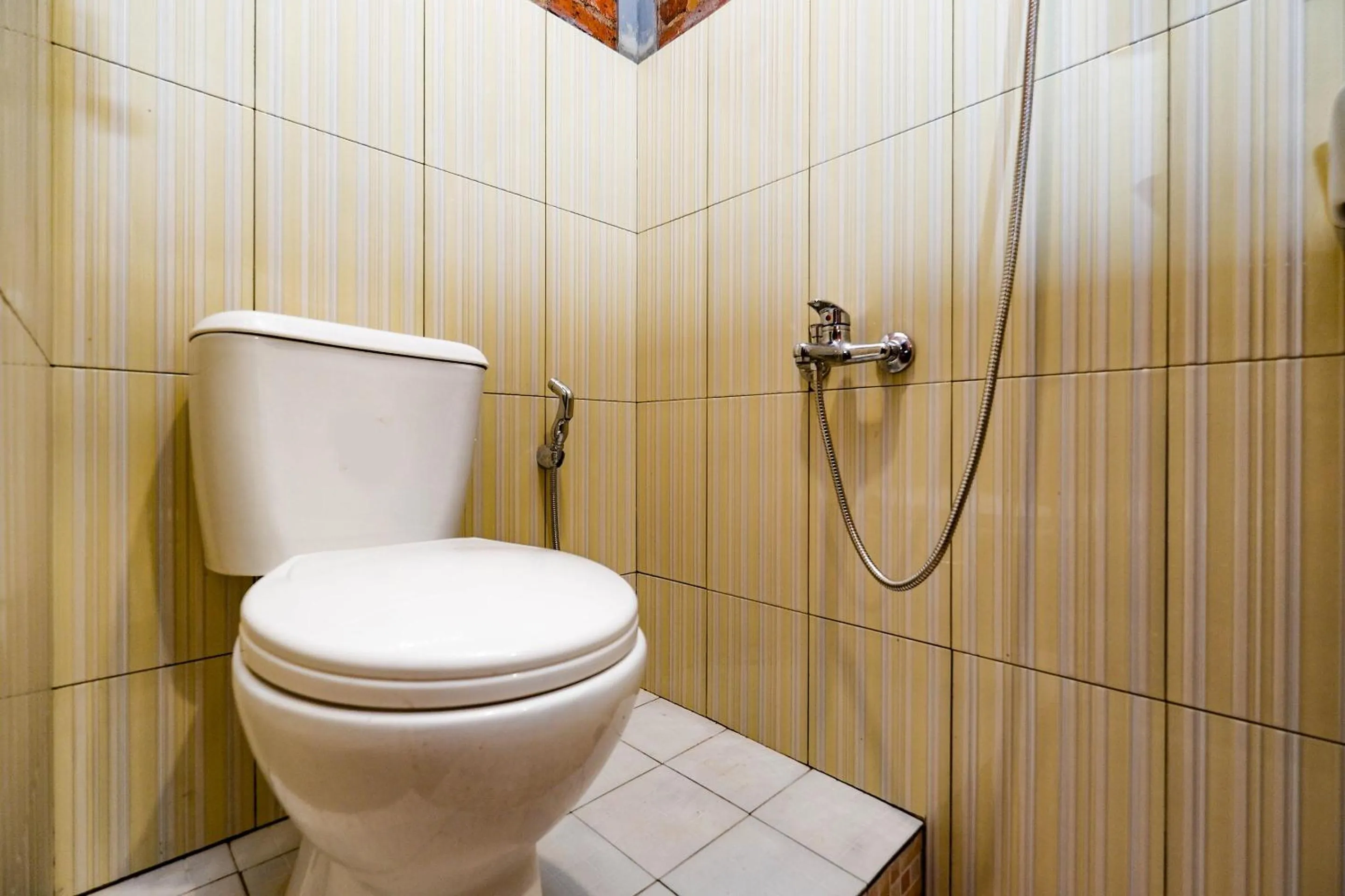 Bathroom in SUPER OYO Capital O 1808 New Bandungan Indah