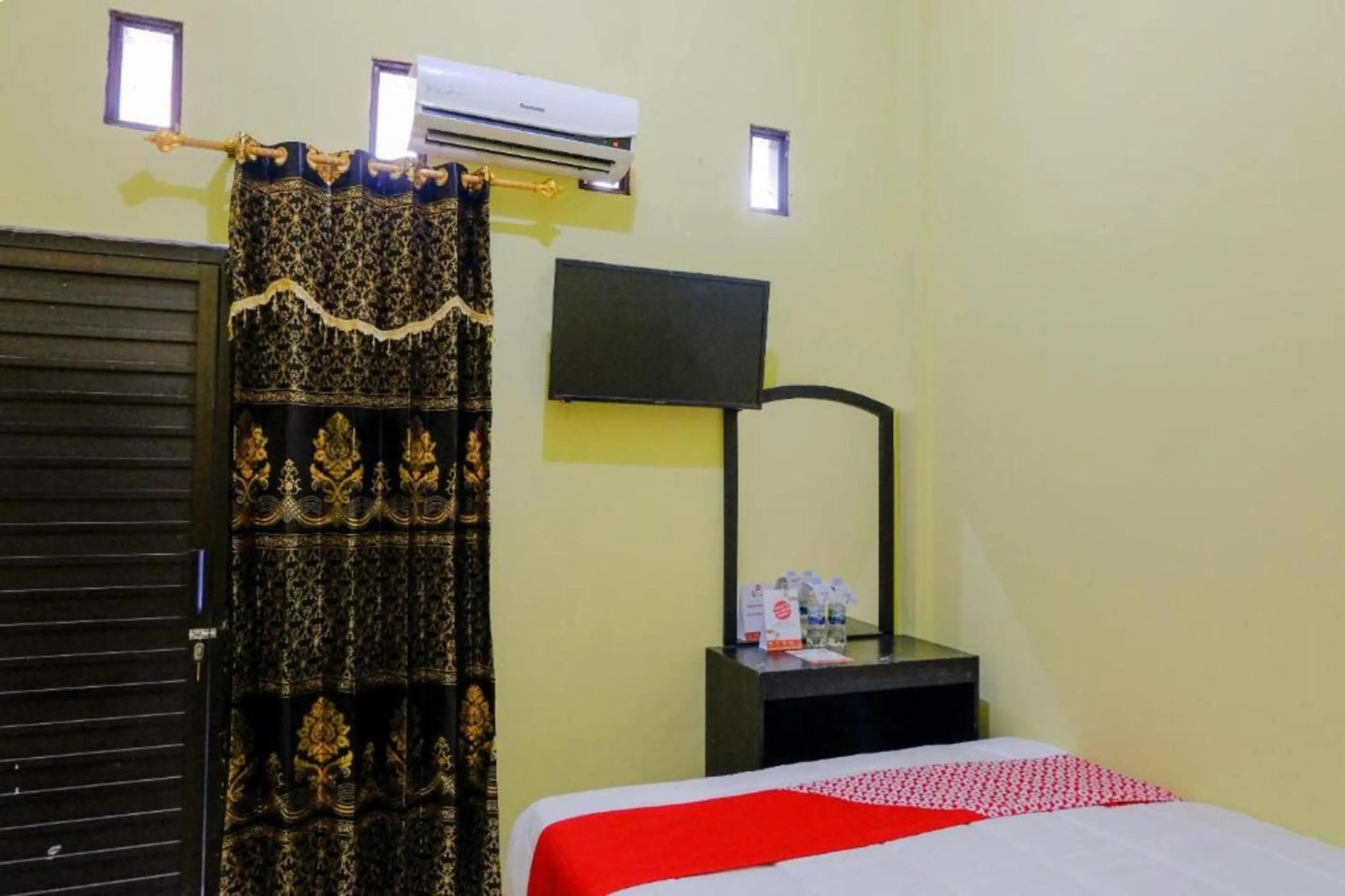 Bedroom, Bed in OYO 1784 Hj. Aniek Residence