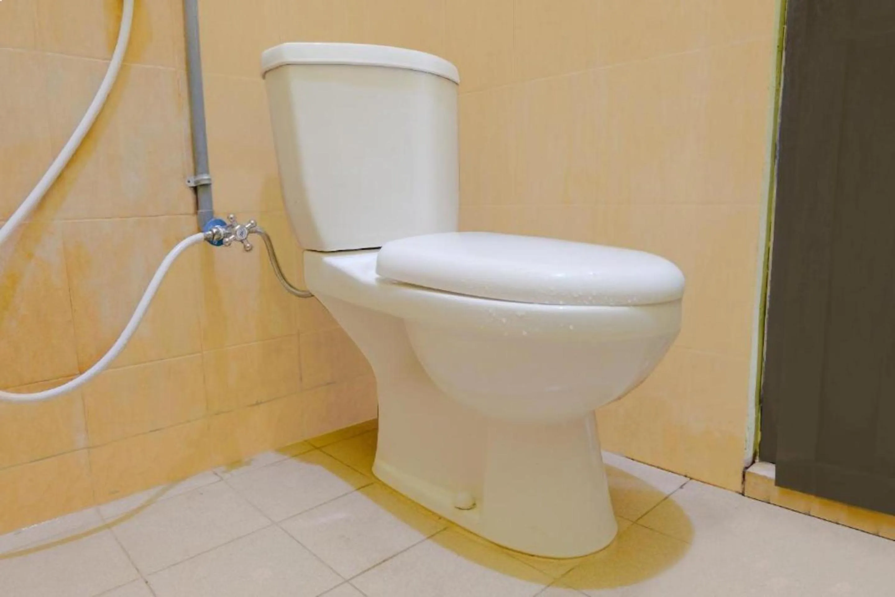 Bathroom in OYO 1784 Hj. Aniek Residence