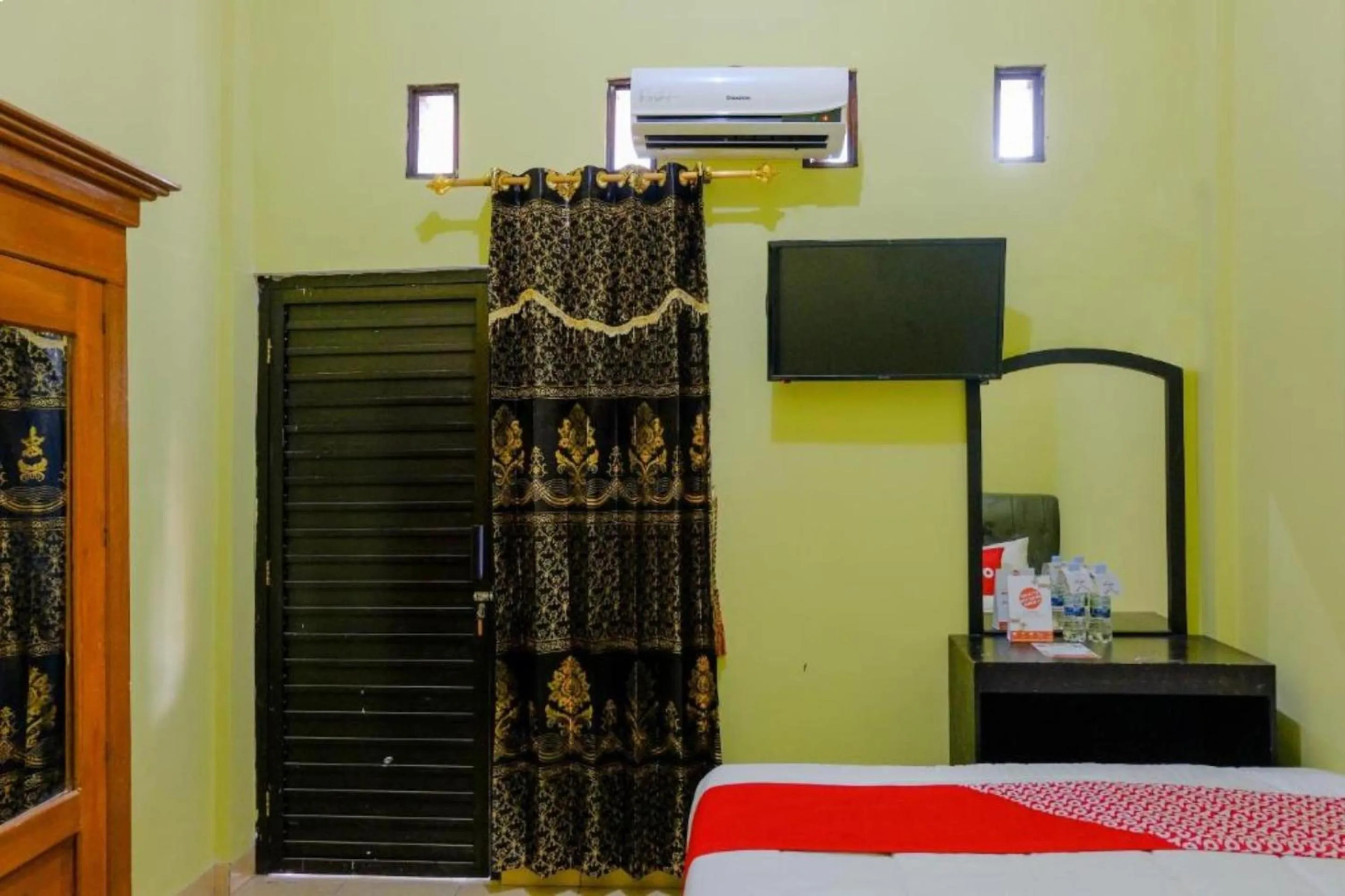 Bedroom, Bed in OYO 1784 Hj. Aniek Residence