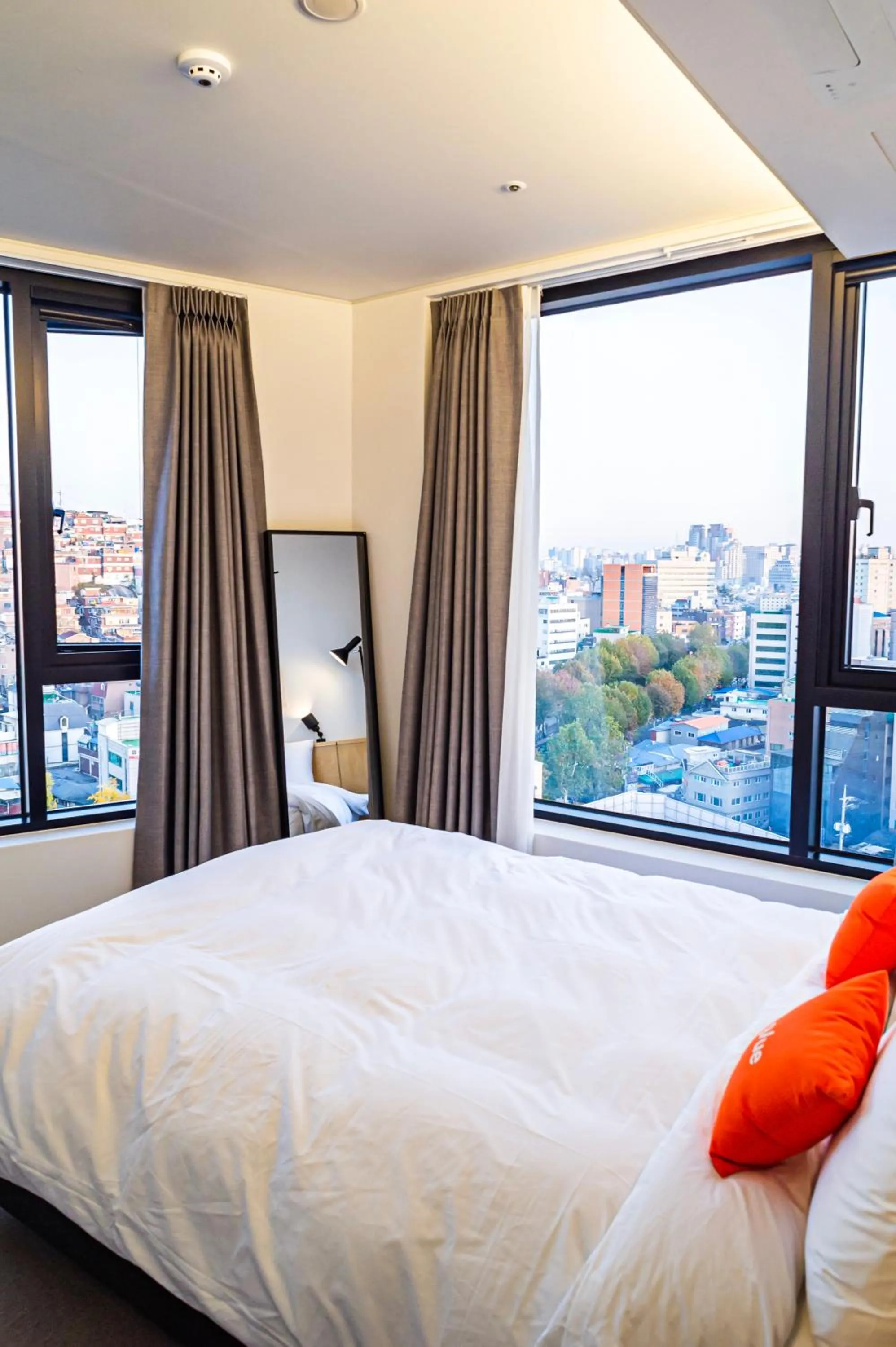 Photo of the whole room, Bed in Glue Hotel