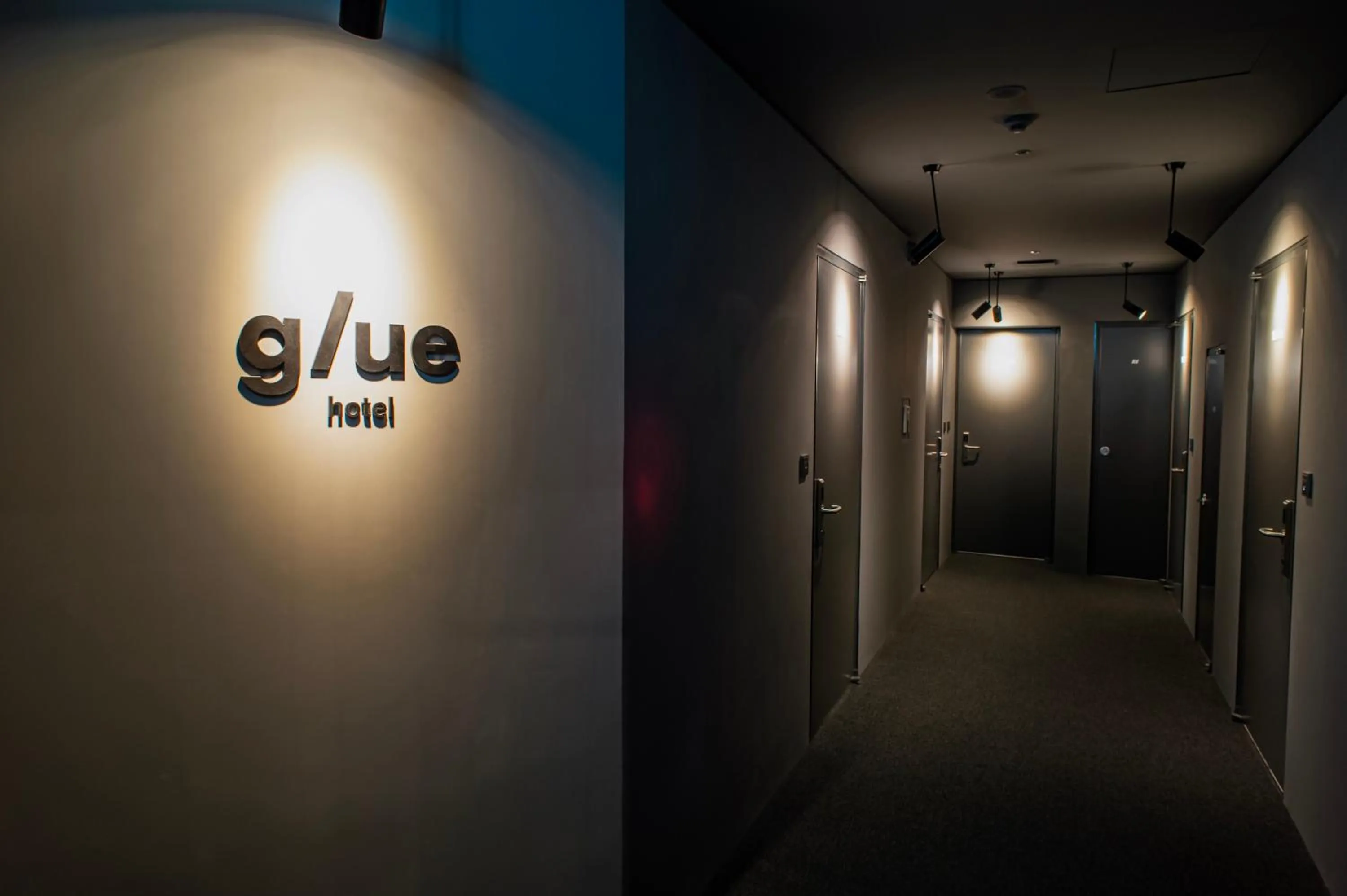 Logo/Certificate/Sign in Glue Hotel
