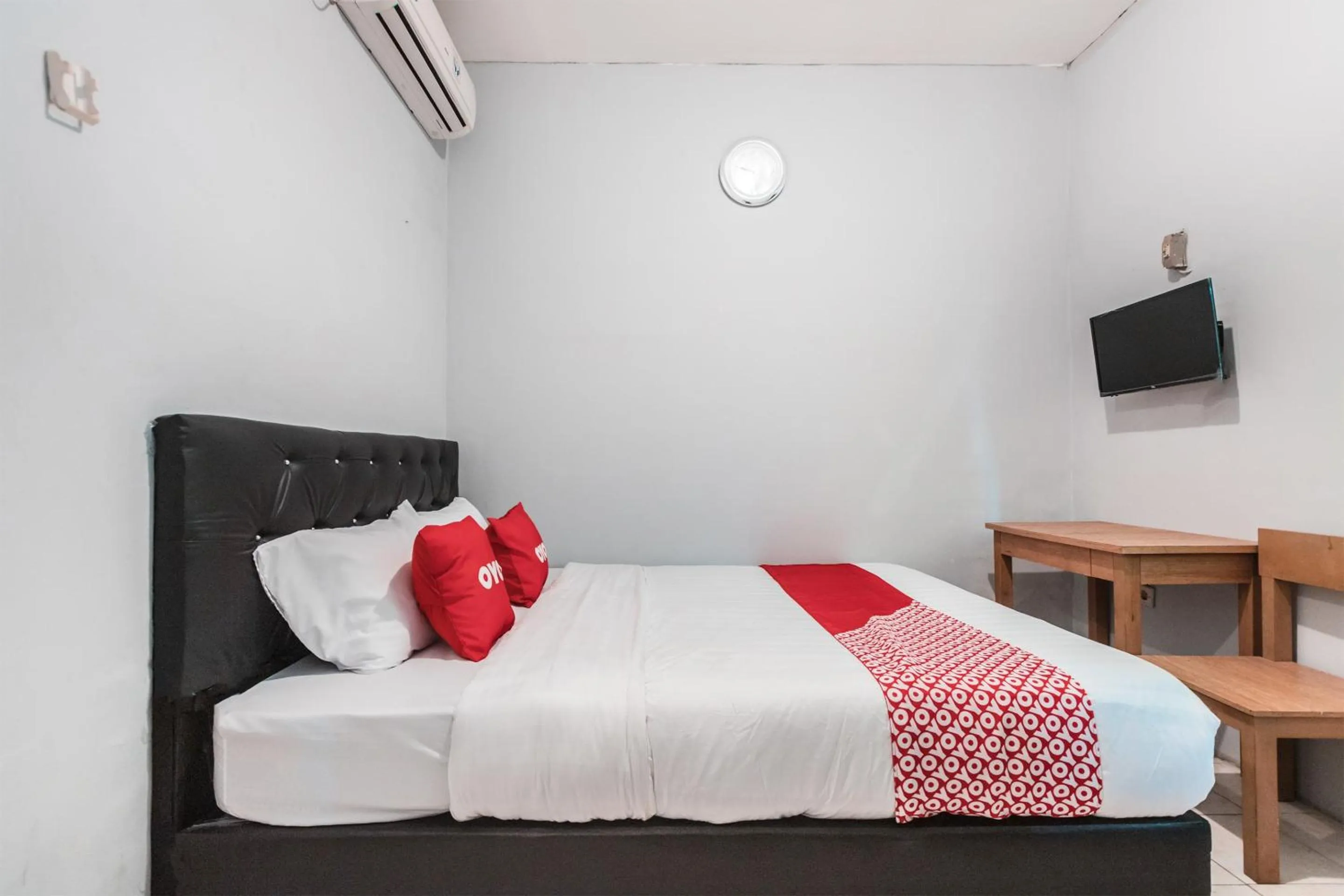 Bedroom, Bed in OYO Living 1756 Amira Guest House