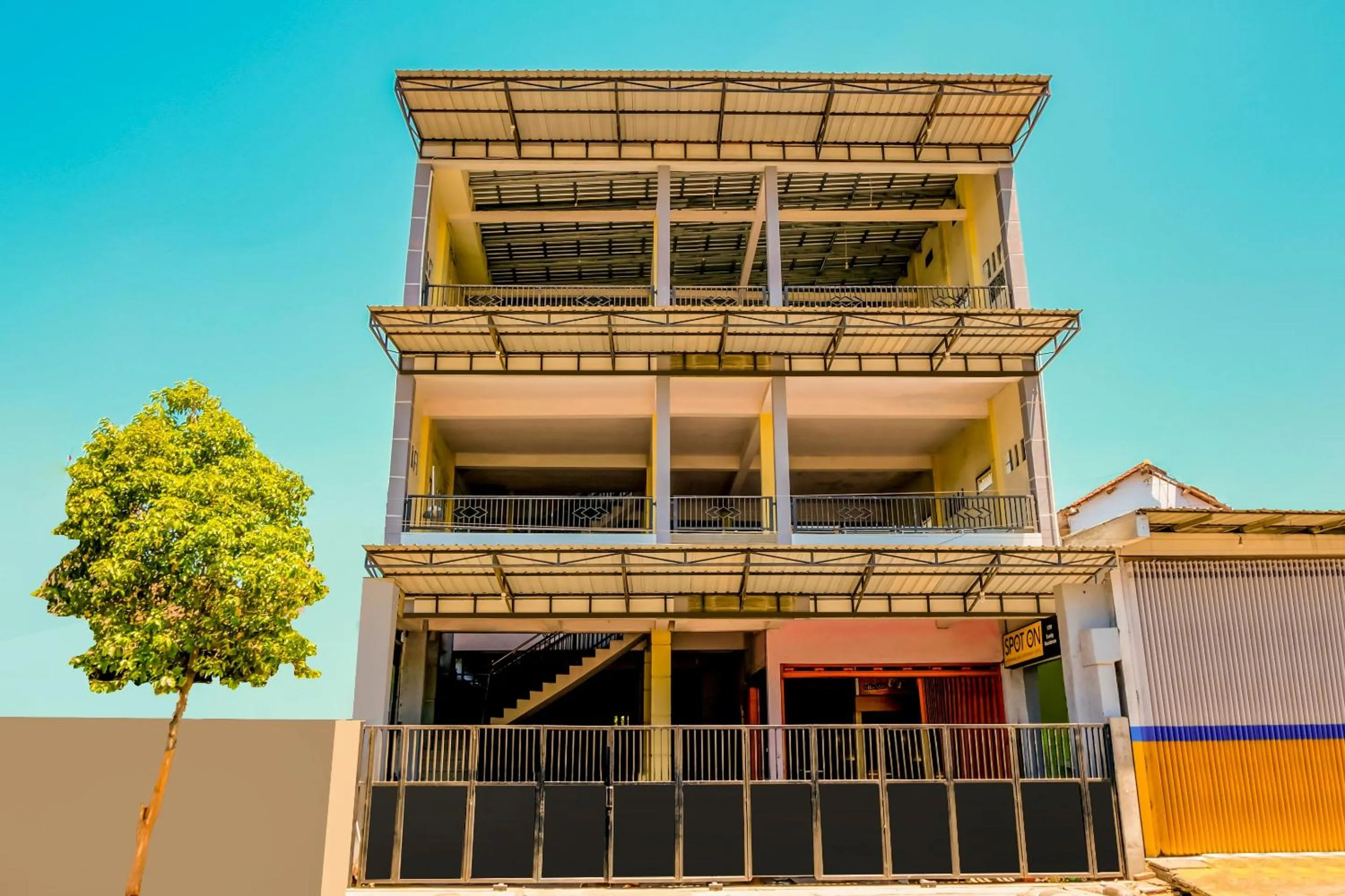 Facade/entrance in Hotel O Family Residence Syariah
