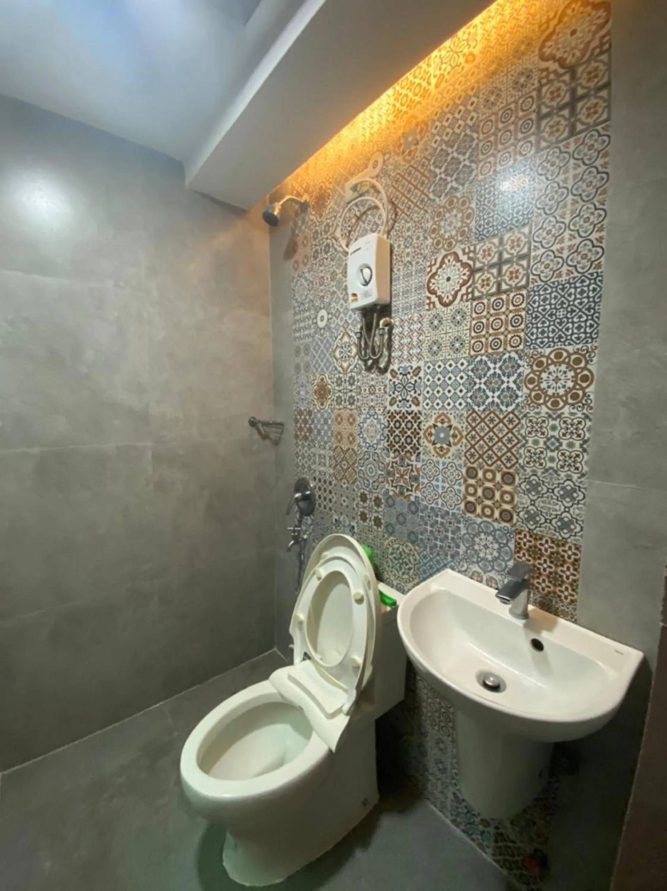 Bathroom in OYO 797 Brickwood Suites