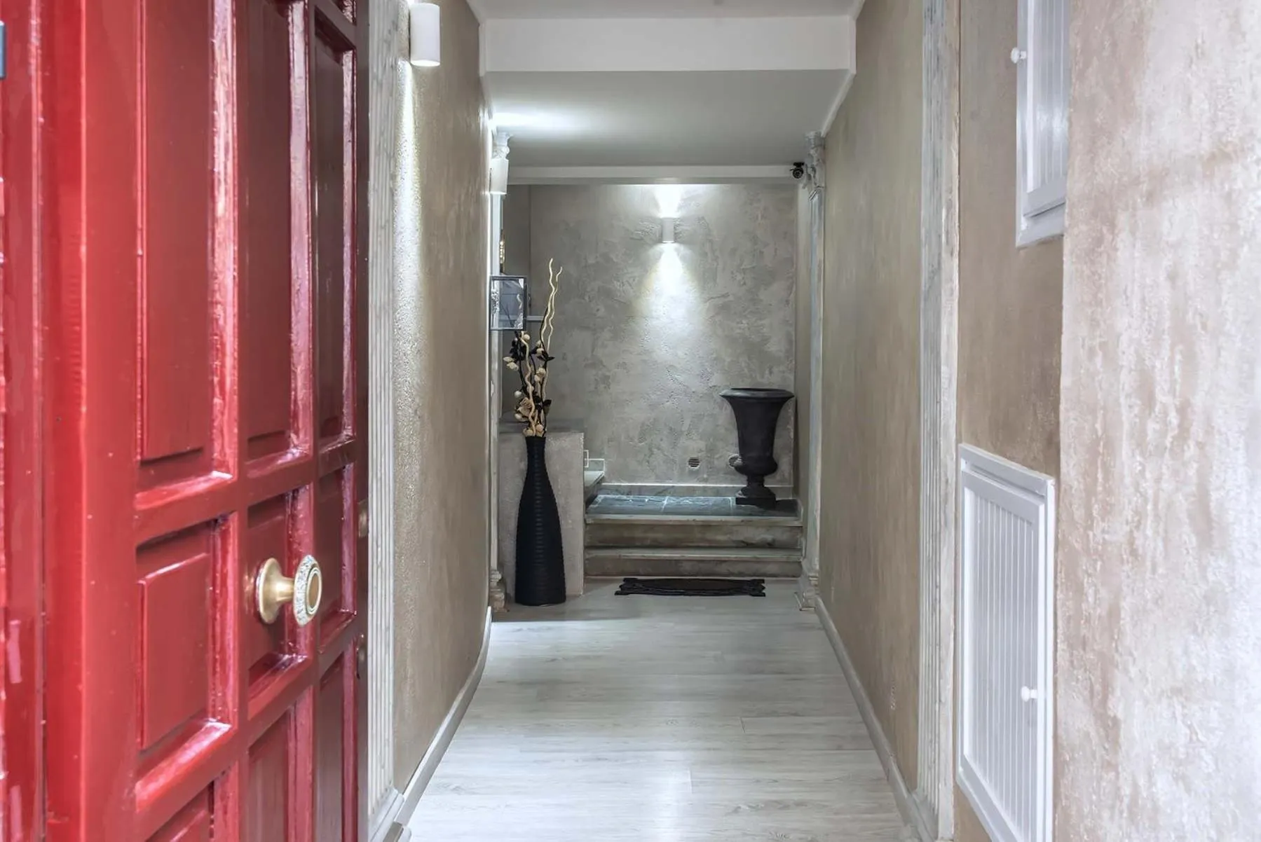 Facade/entrance in Black And White Suite