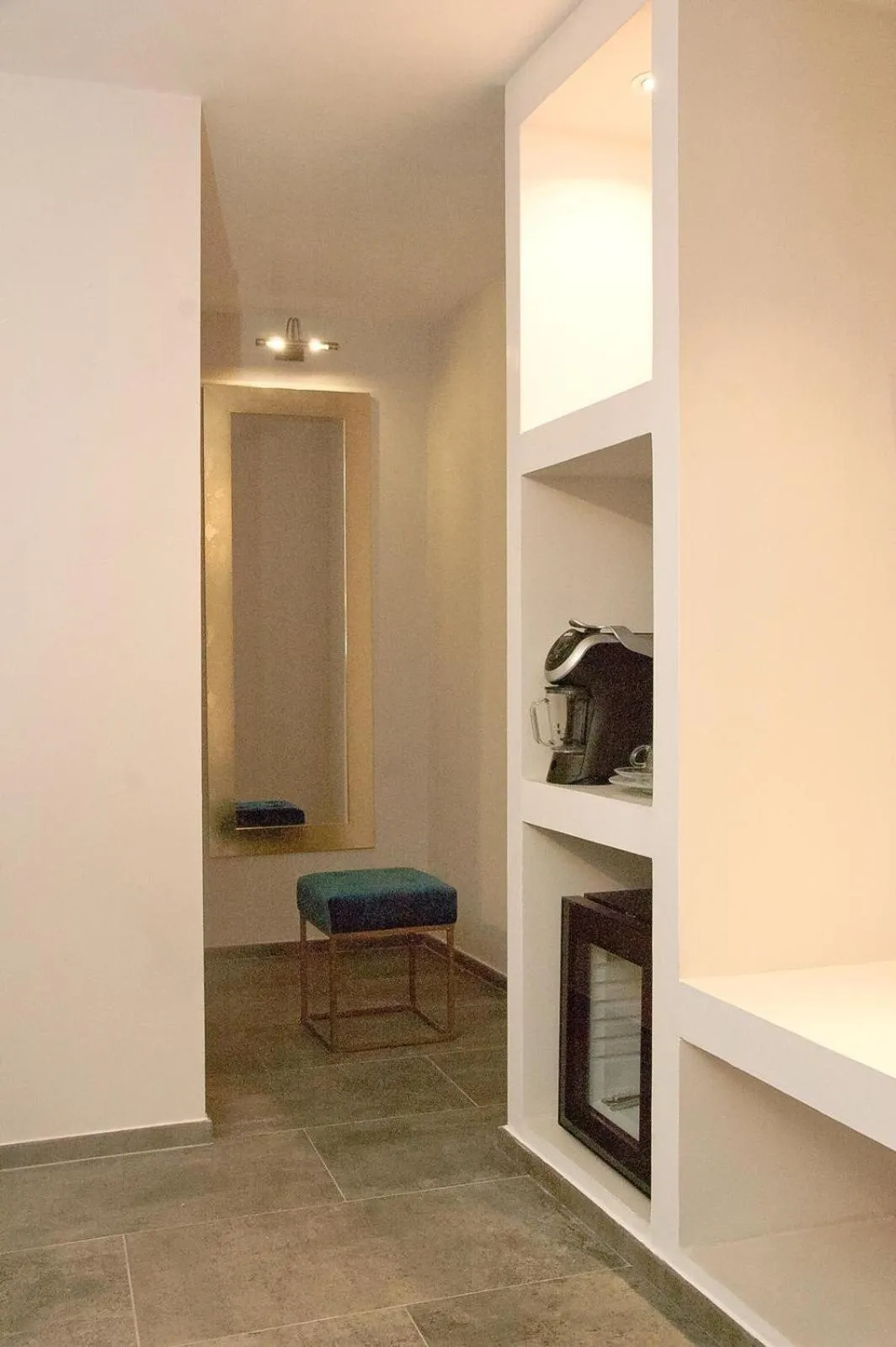 wardrobe in Black And White Suite