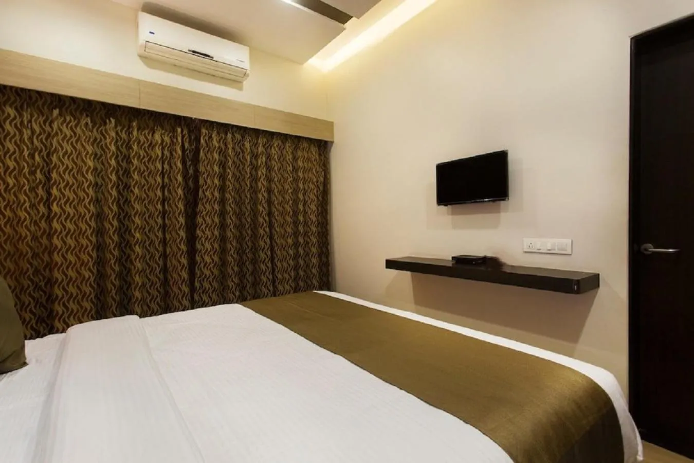 Photo of the whole room, Bed in Dean Villa