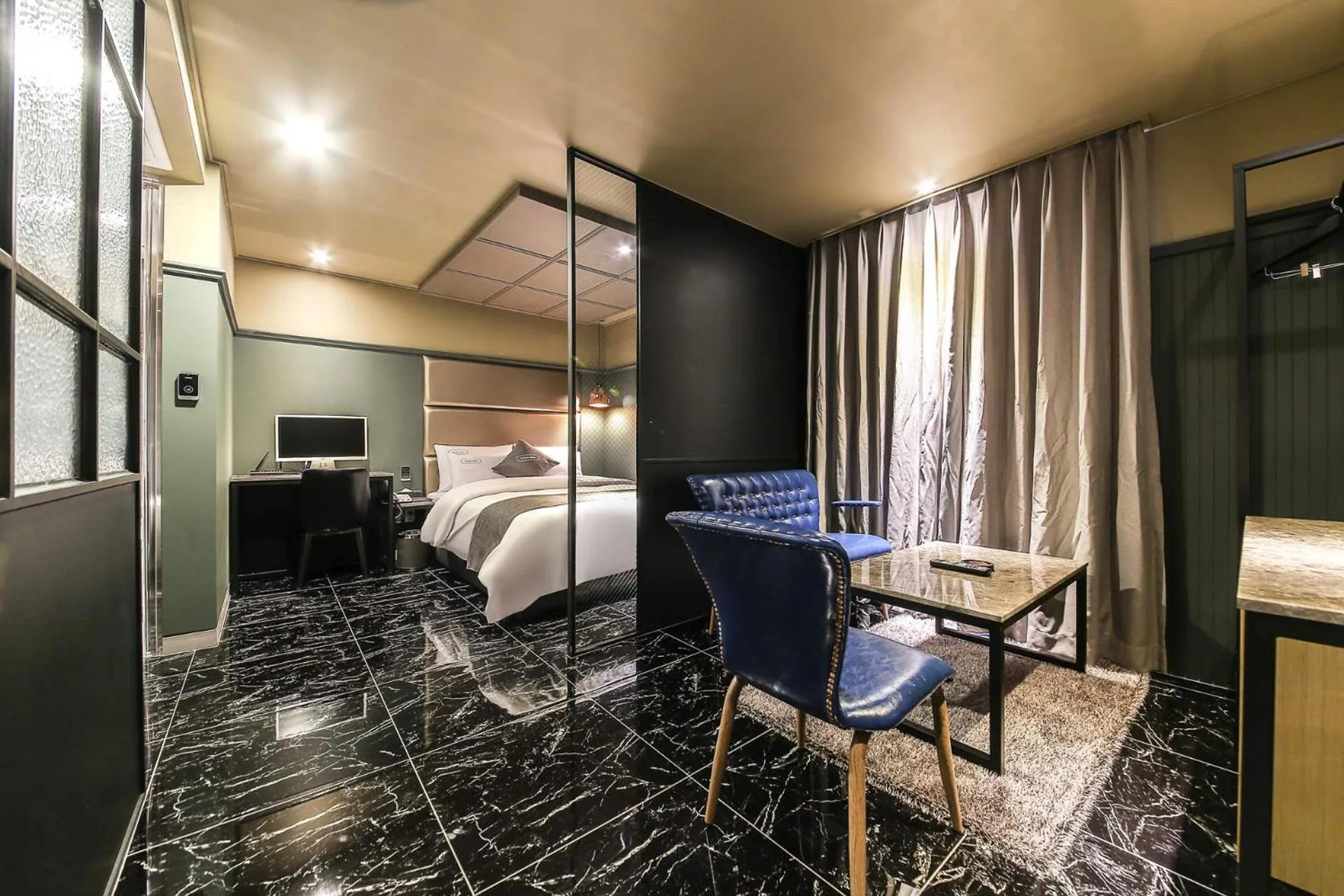 Bed in Docking Hotel