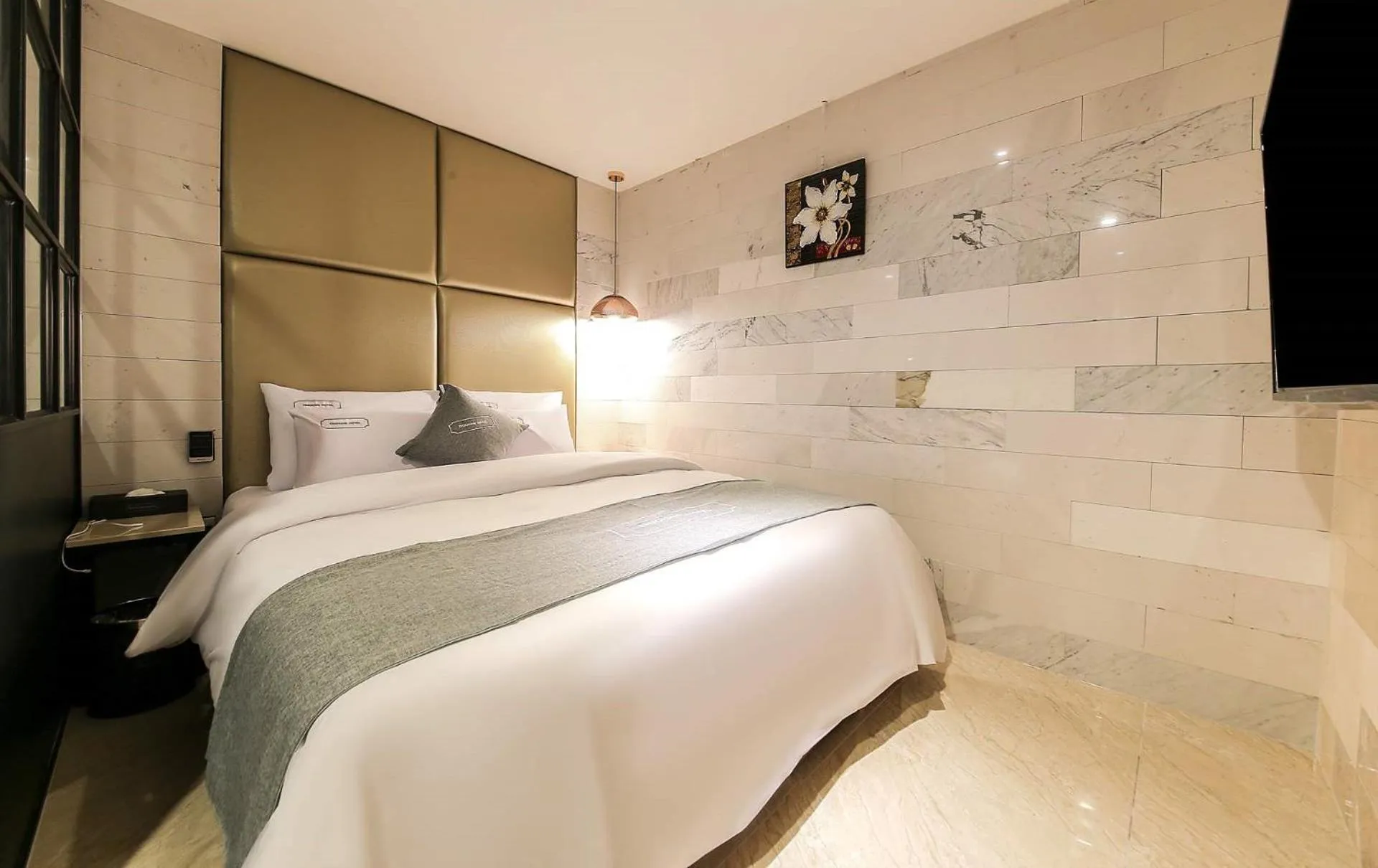 Bed in Docking Hotel