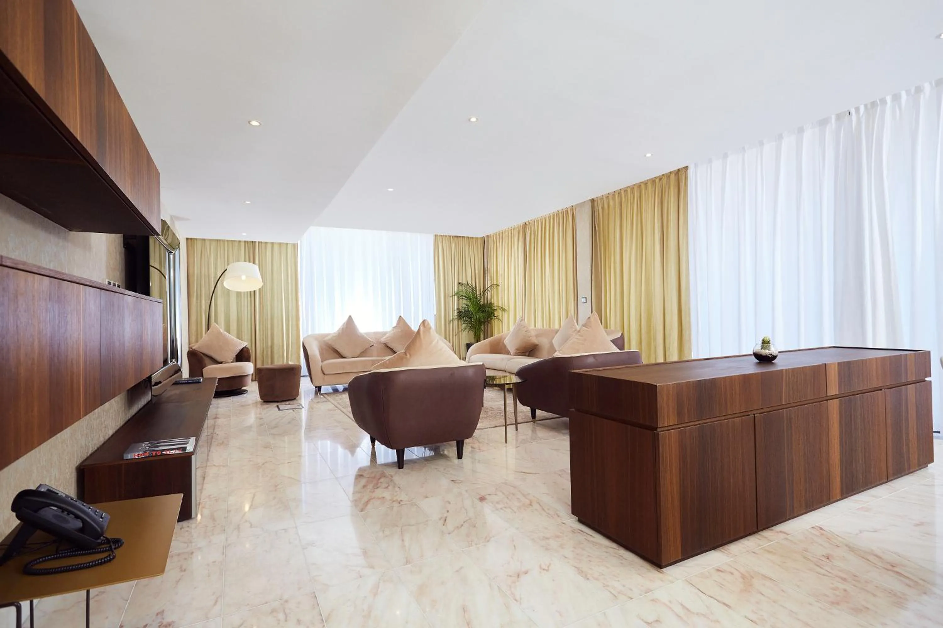 Living room in Bel Air Crest Hotel & Suites